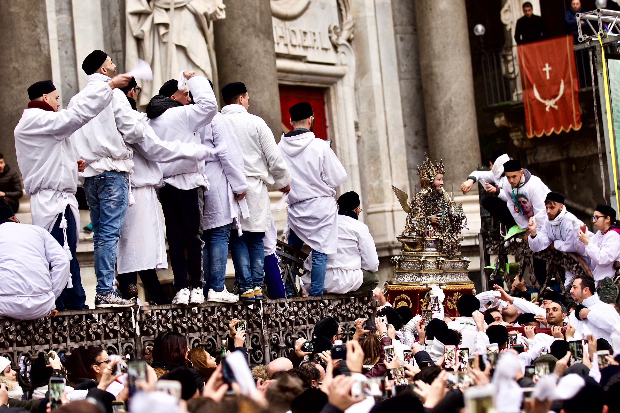 Uscita del busto di S. Agata dalla cattedrale