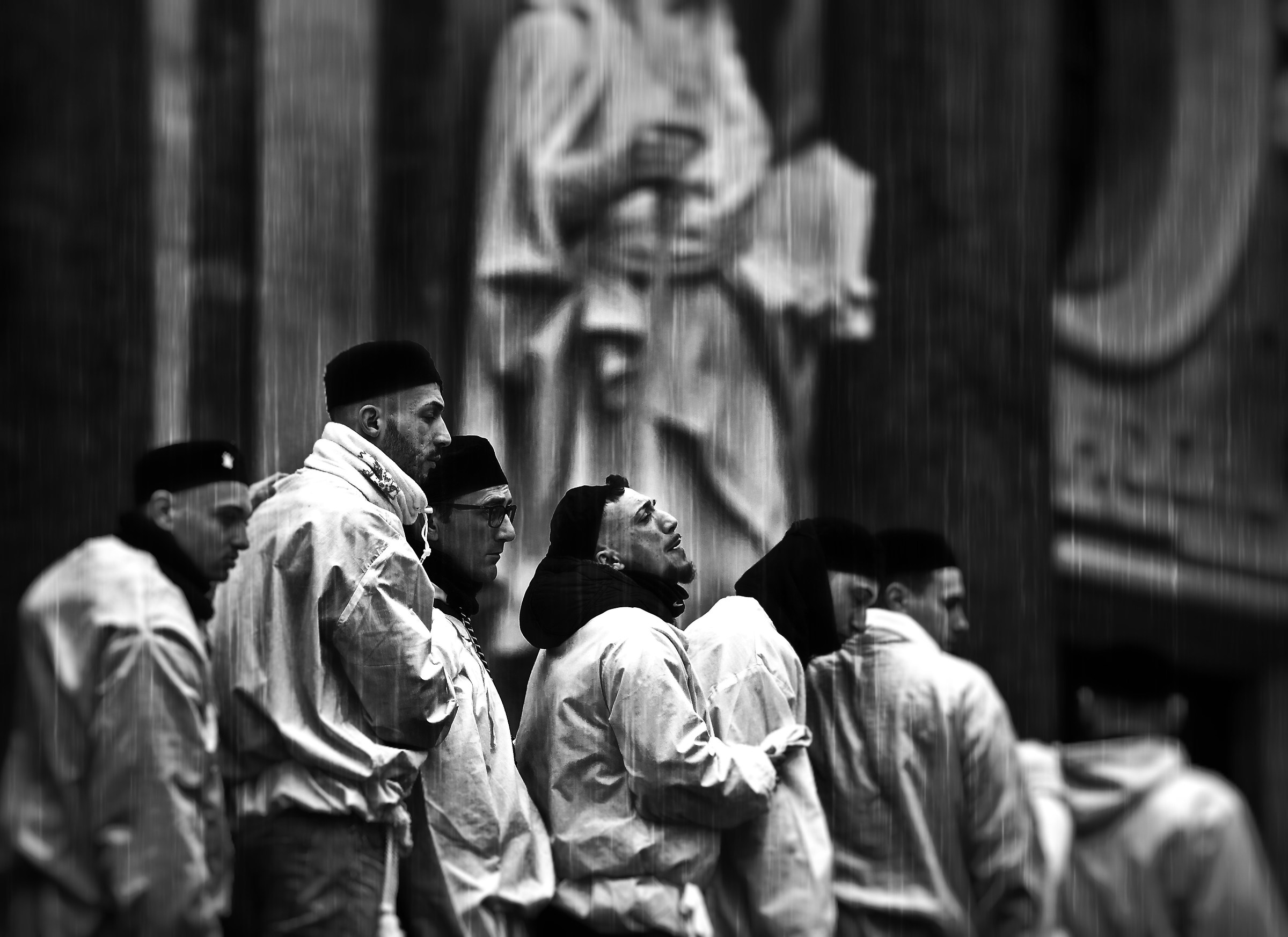 Tutti devoti tutti sotto la pioggia