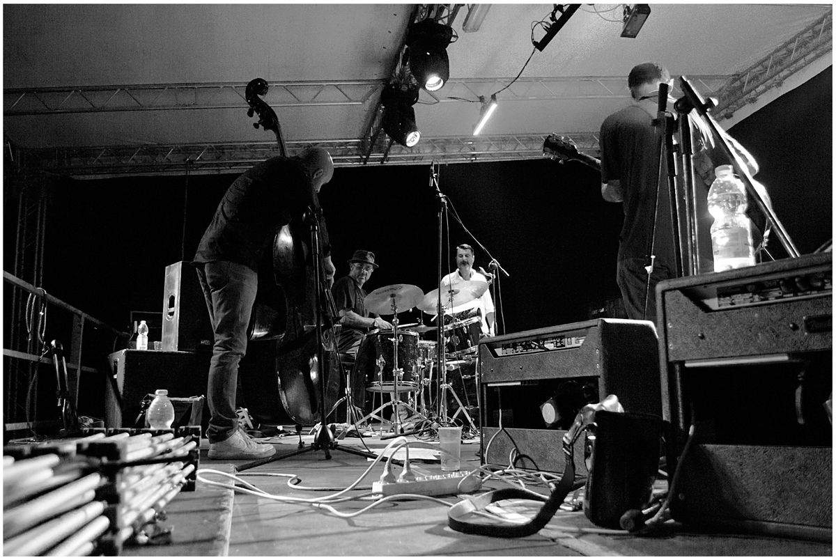 "Swingin' Cats", Backstage