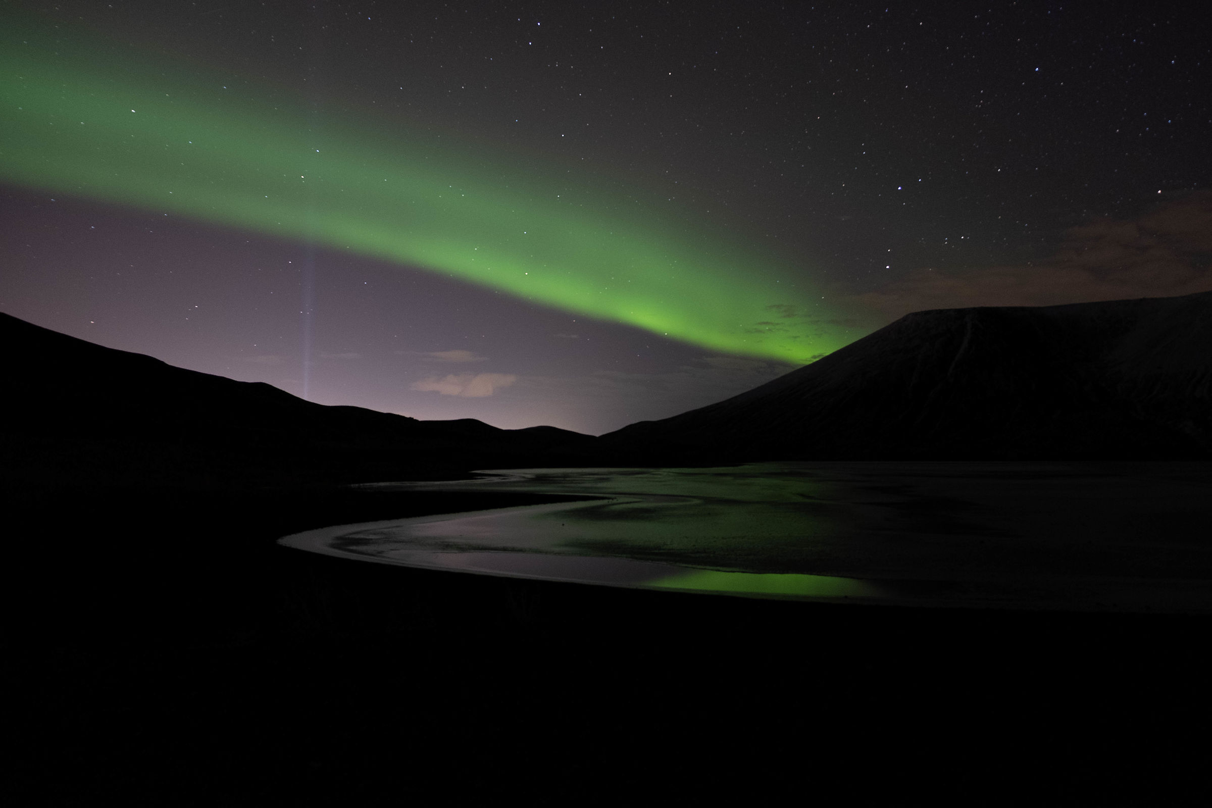 Luci del Nord su lago ghiacciato in Islanda