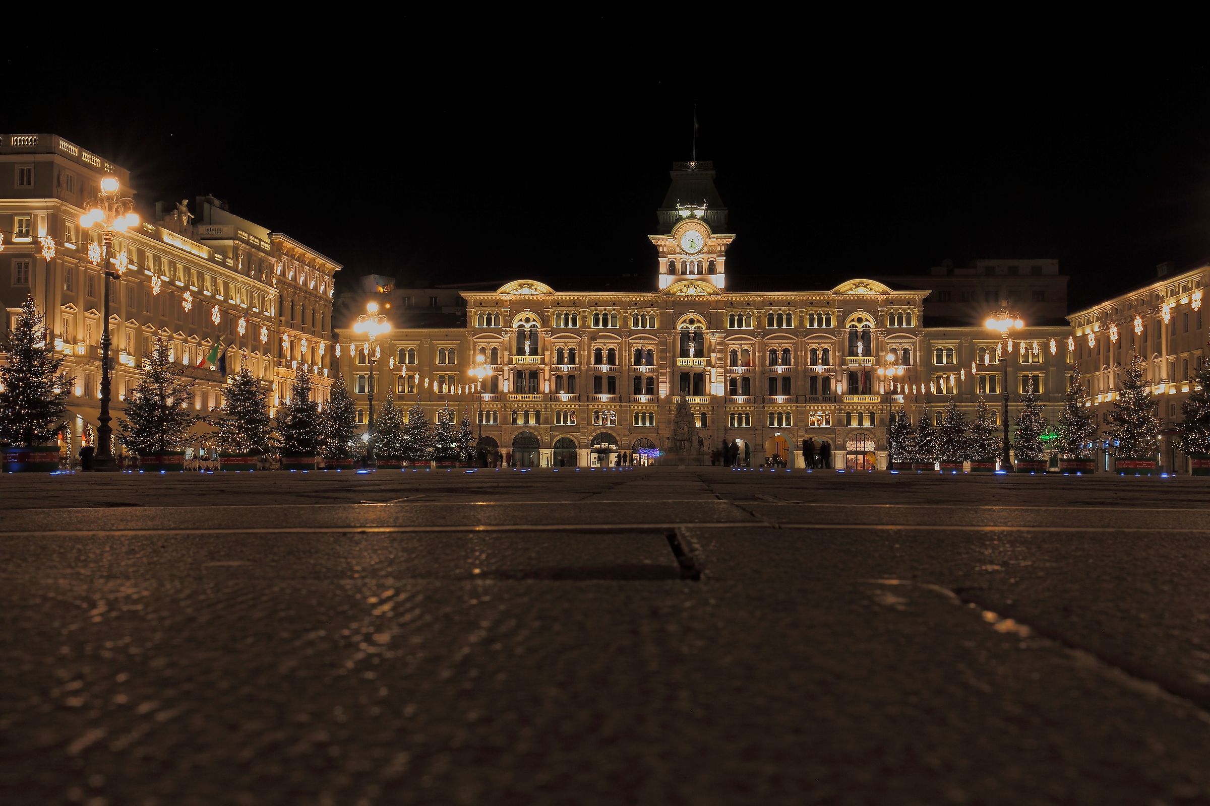 Trieste-Night Unit square