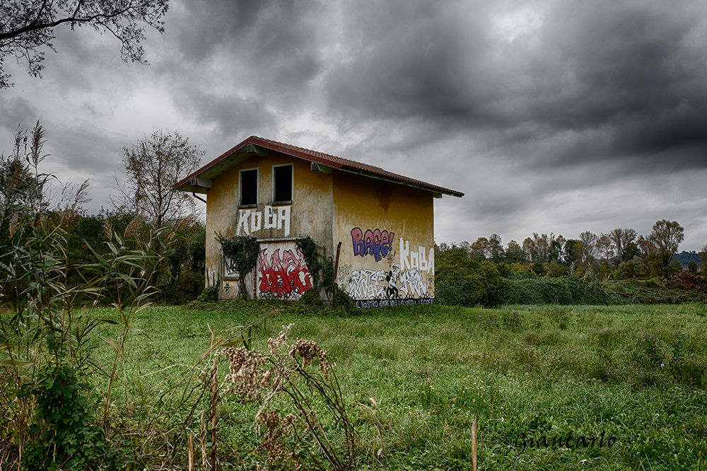 Old houses tell you ancient stories.