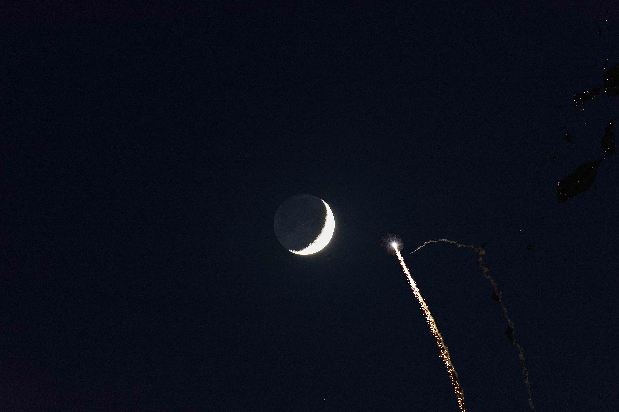 Fuochi artificiali e la luna