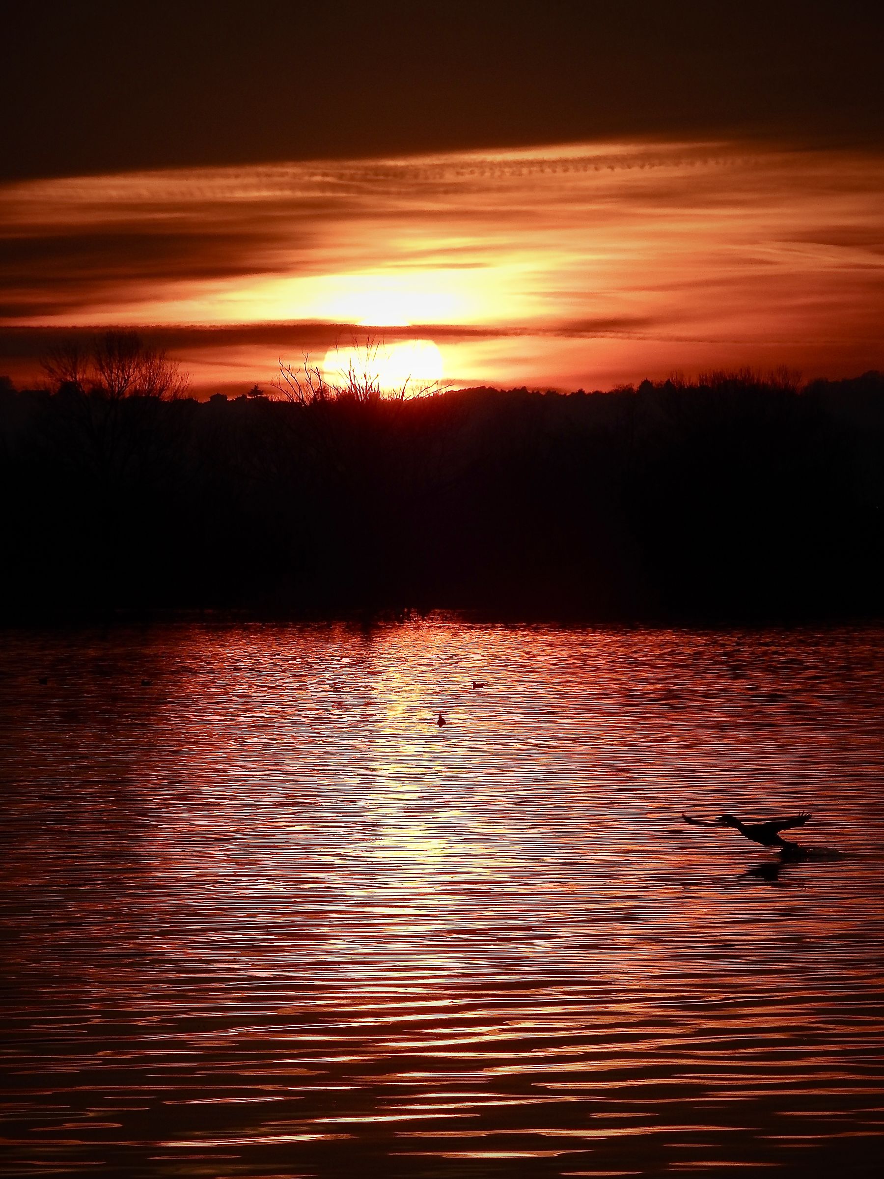 Tramonto sul Lago di Pusiano Como, rosso fuoco