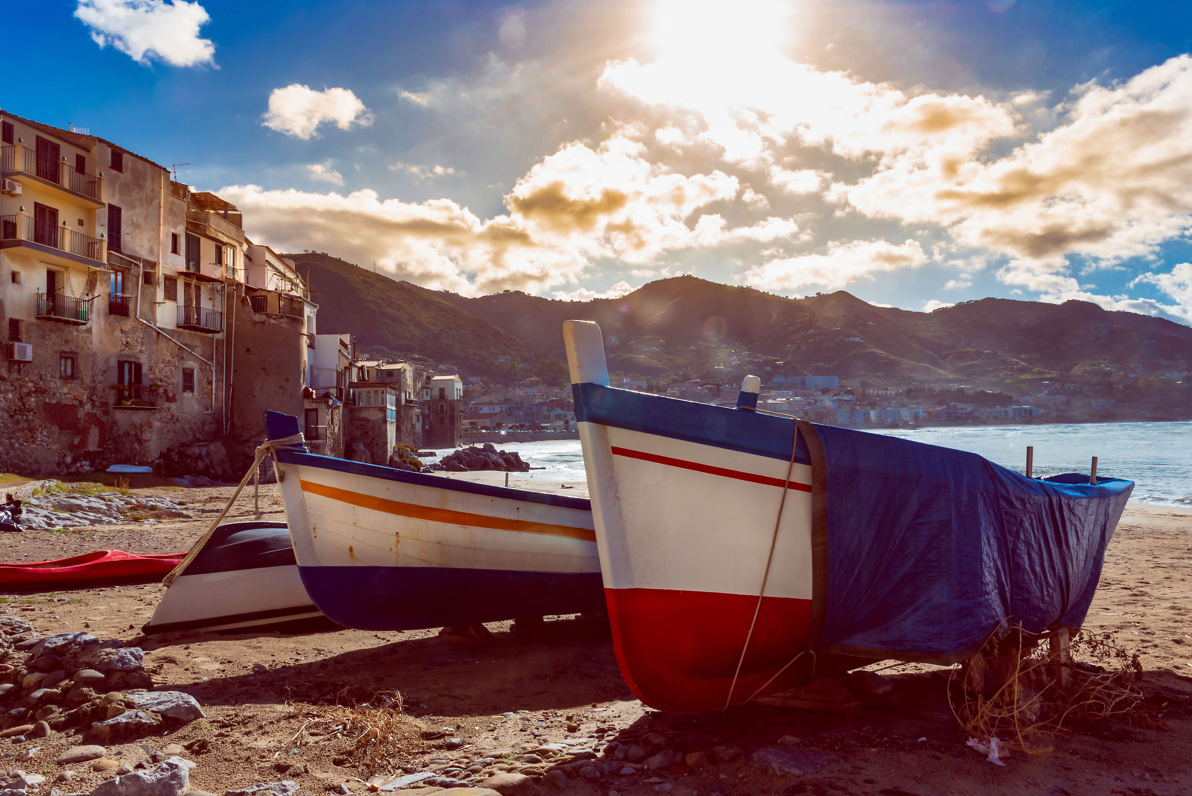 Barche in secca a Cefalù