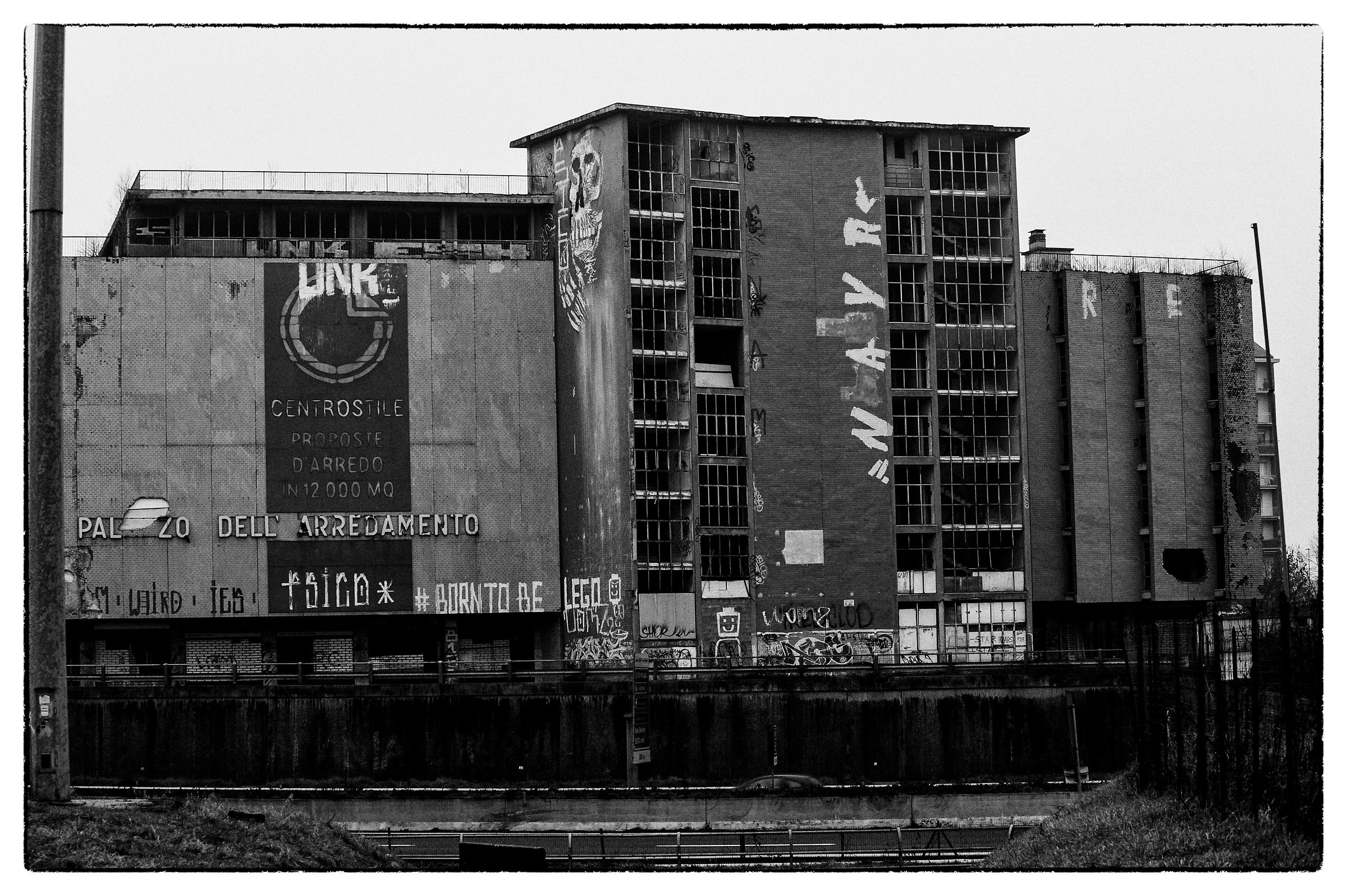 The places of the abandonment Palace of furniture-Desio