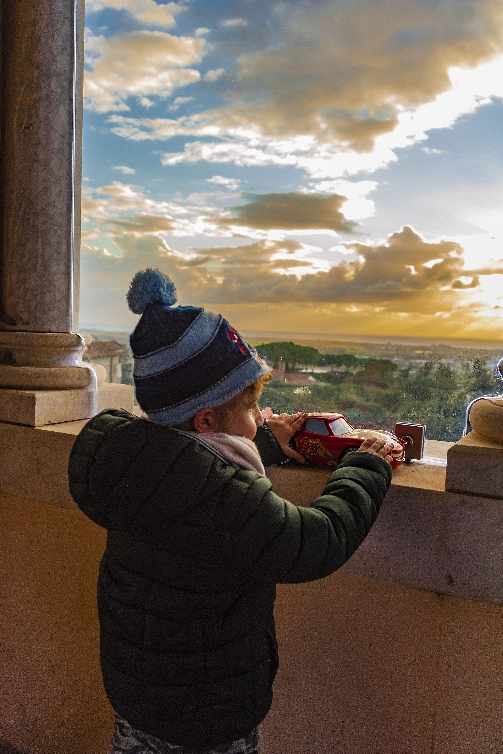 gabriele con la sua saetta che osservano il tramonto