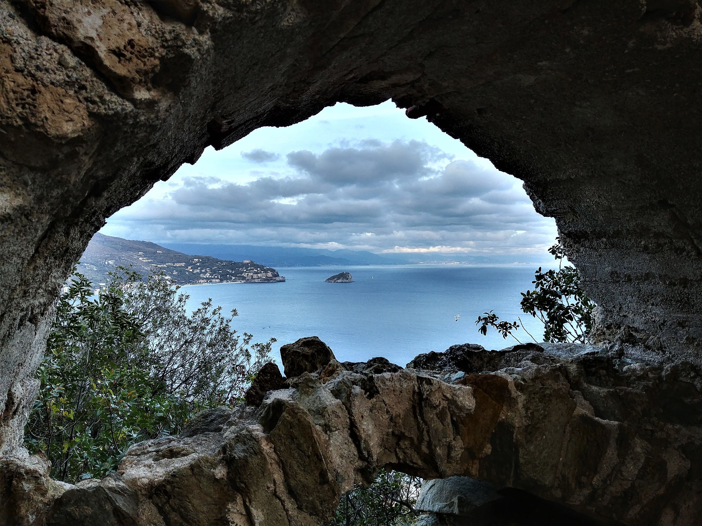 Isola di bergeggi vista dal castello di Noli
