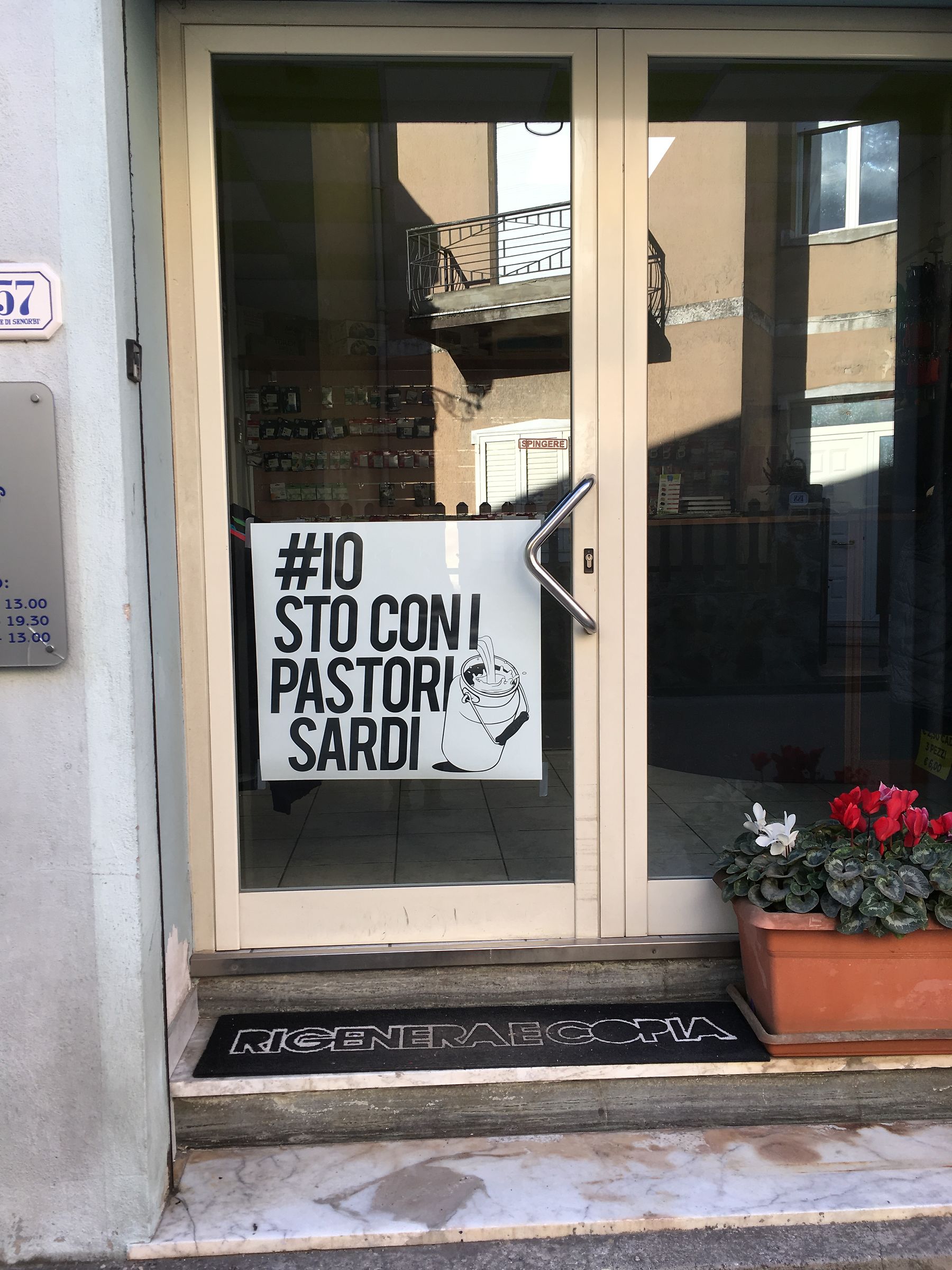 io sto con i pastori sardi