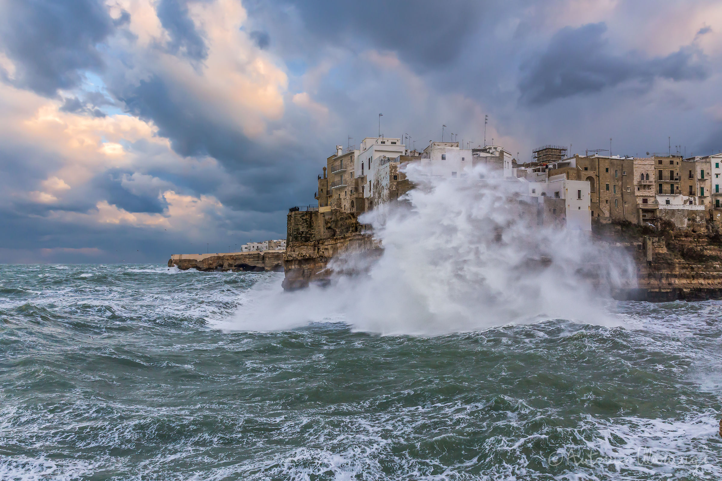 Tsunami sù Polignano