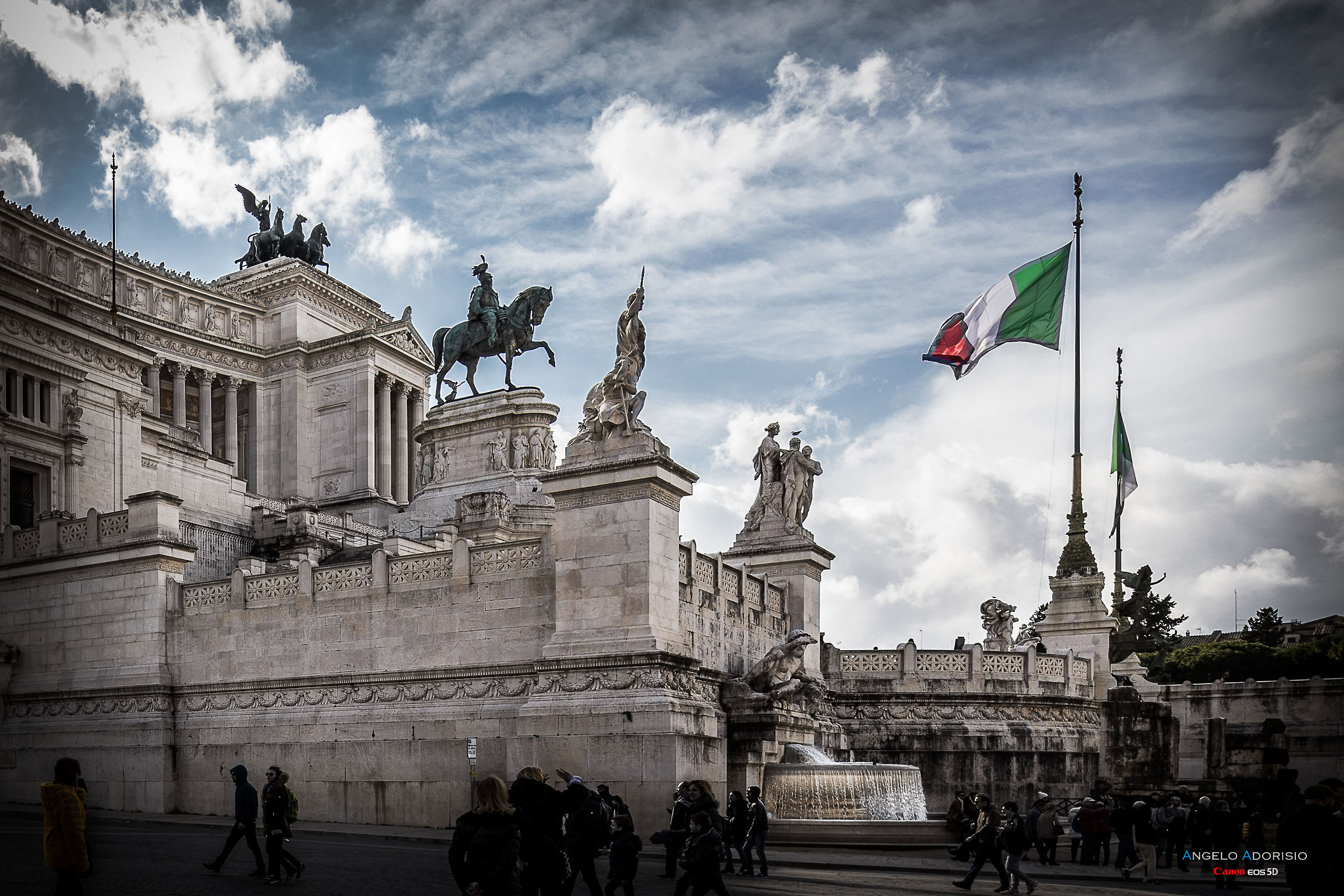Il Tricolore Italiano sventola sull'Altare della Patria