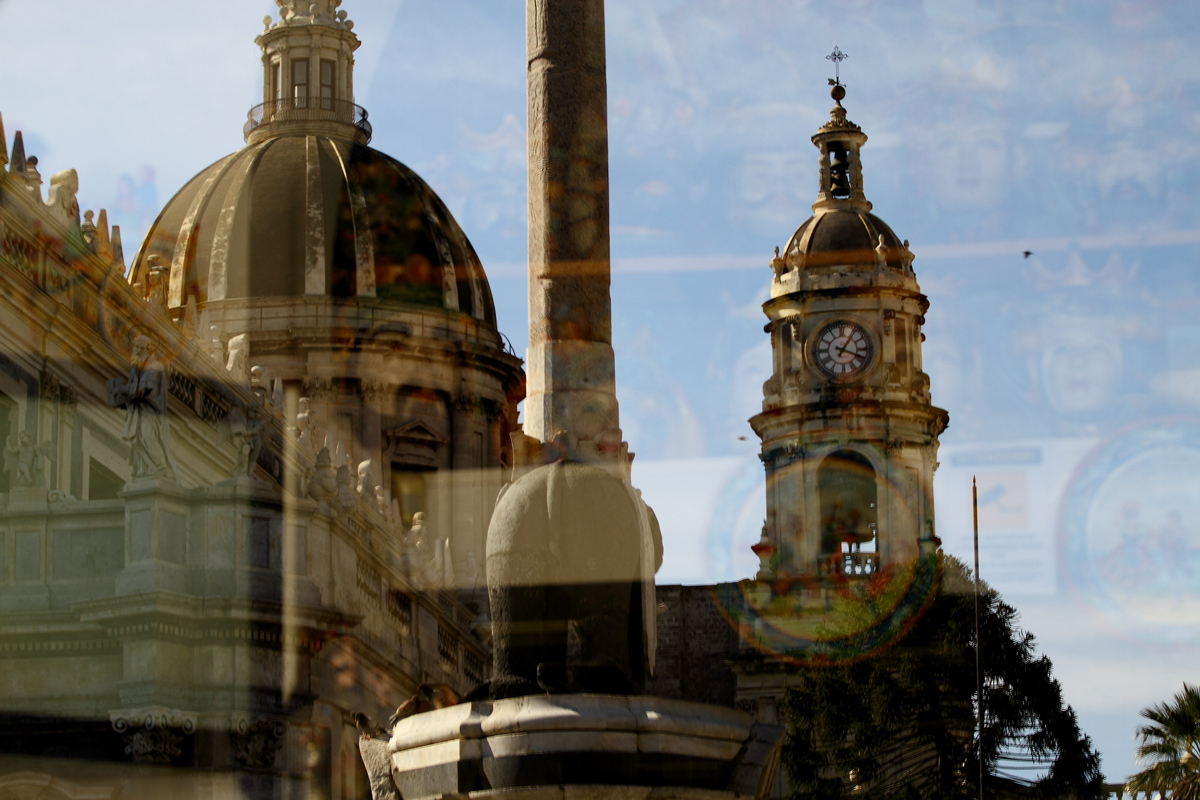 Catania - Piazza Duomo - Riflesso vetrina negozio