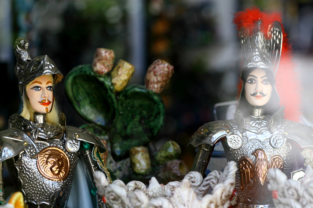 Catania - Piazza Duomo - Pupi siciliani in ceramica