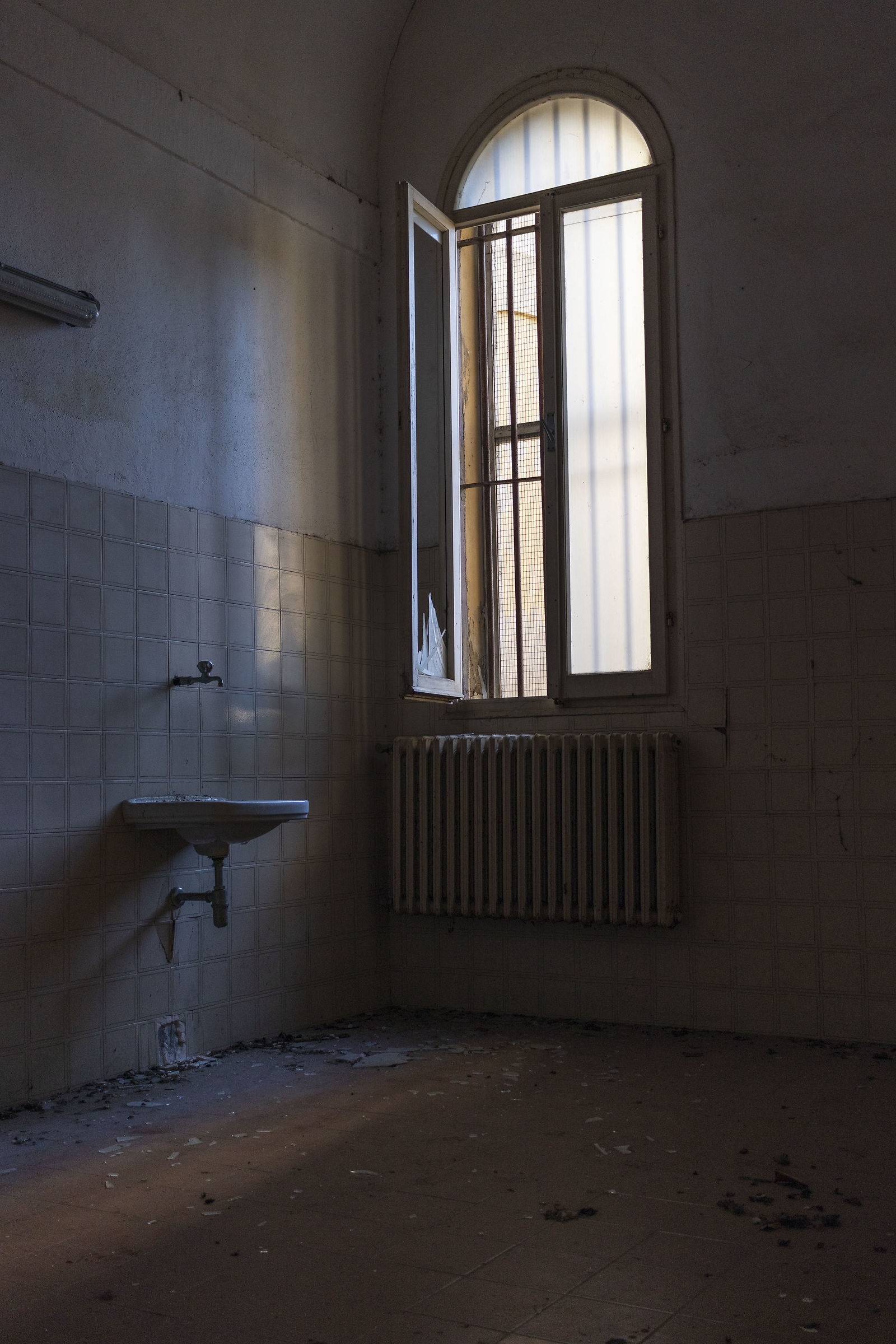 qui si è fermato tutto....vecchio manicomio a MF