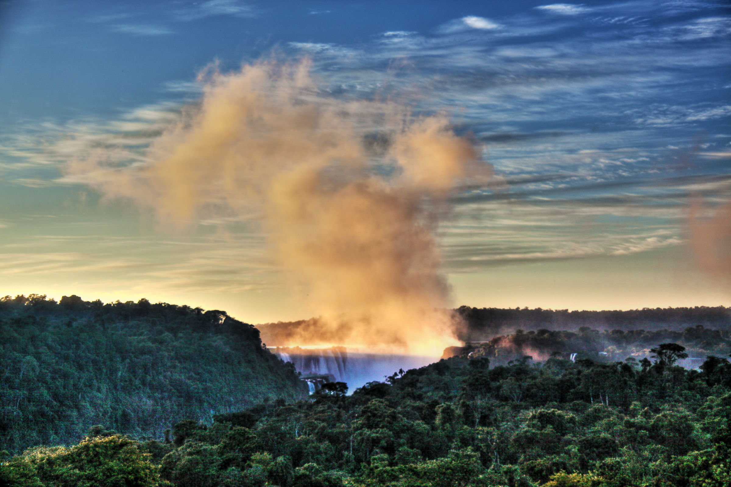 Tramonto sulle cascate di Iguazù