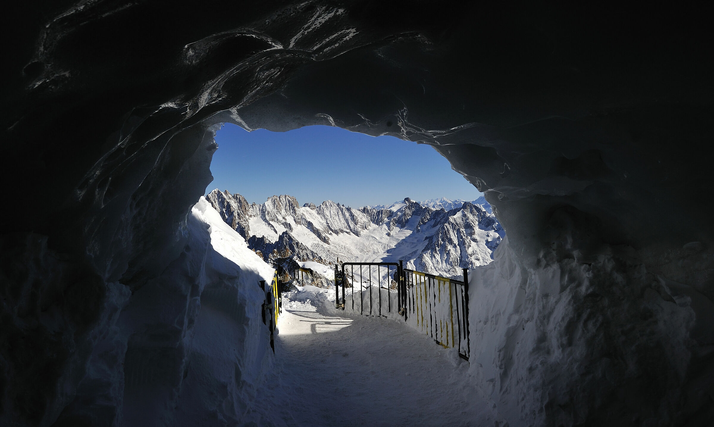Da dentro il ghiacciaio del Monte Bianco