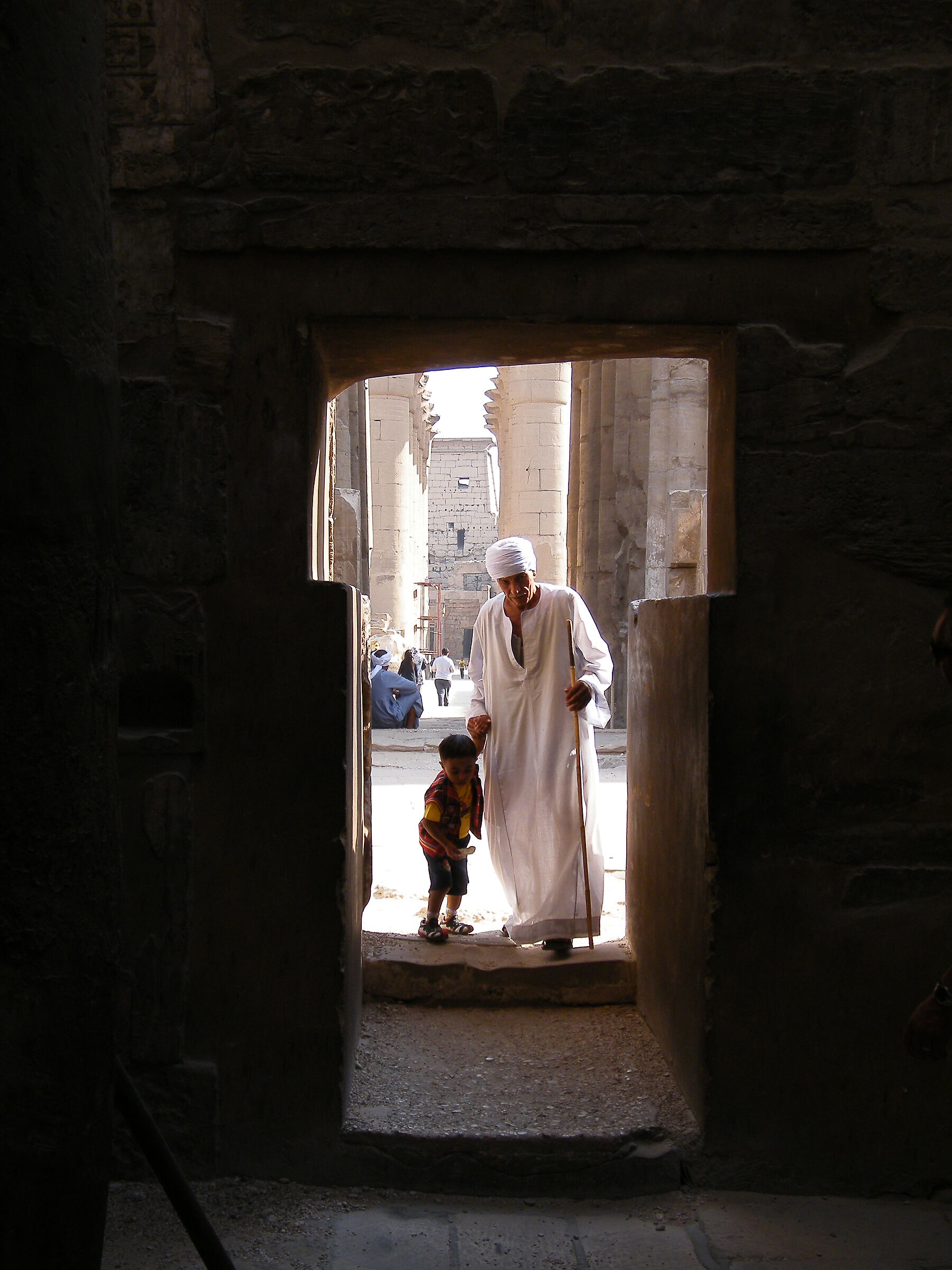 Il vecchio saggio ed il bambino al Tempio di Luxor