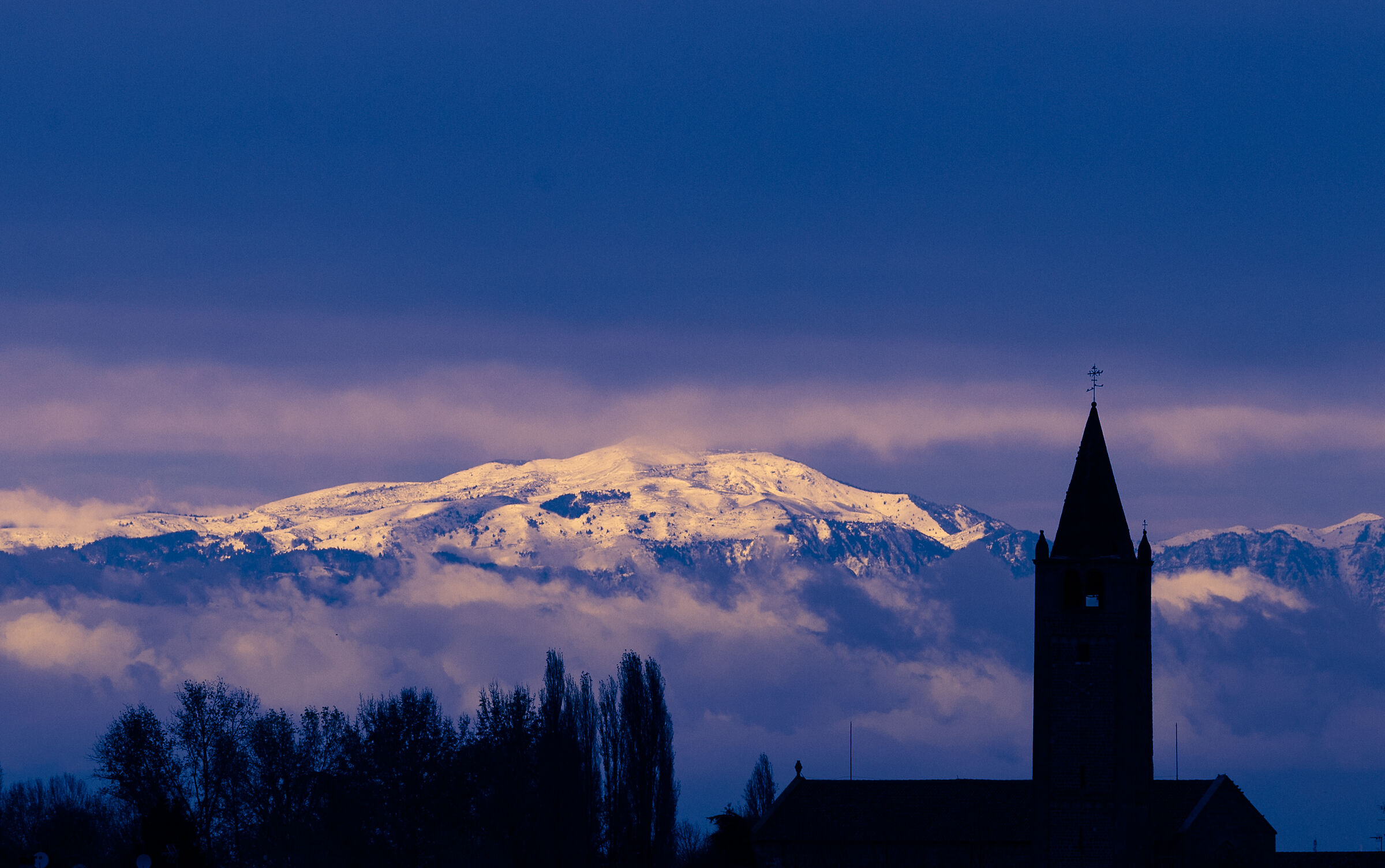 You can see the mountains!