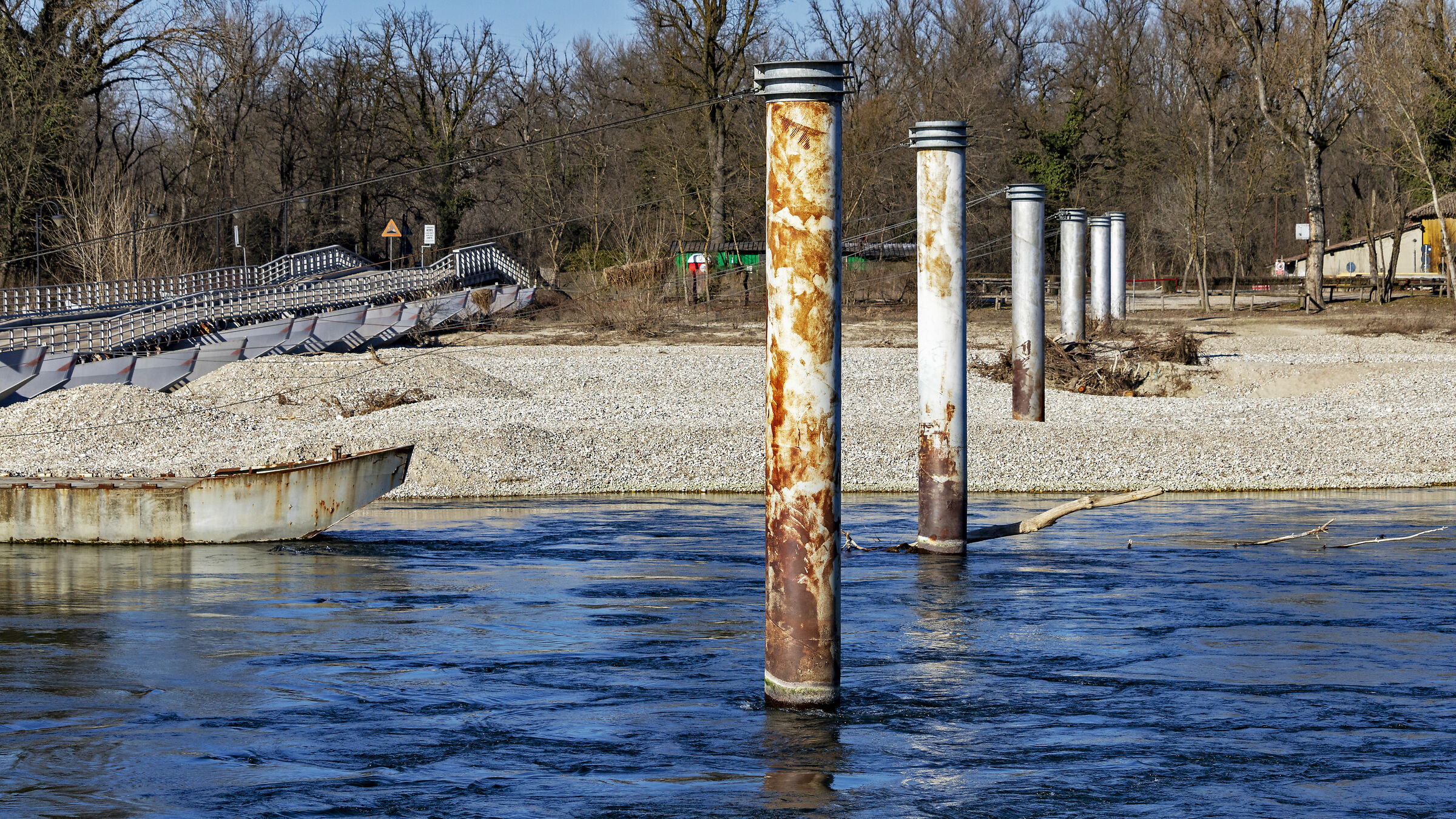 E il fiume scorre lento