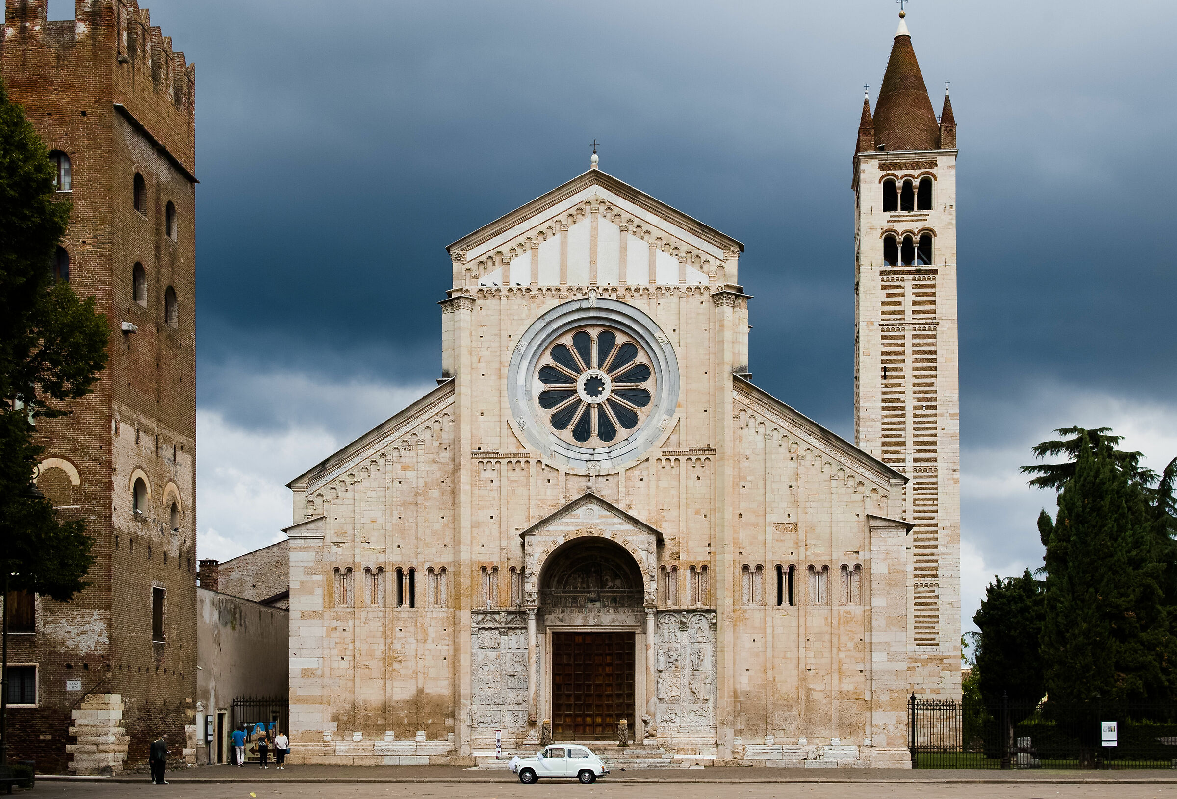 Facciata di S. Zeno con Fiat 600 in attesa degli sposi