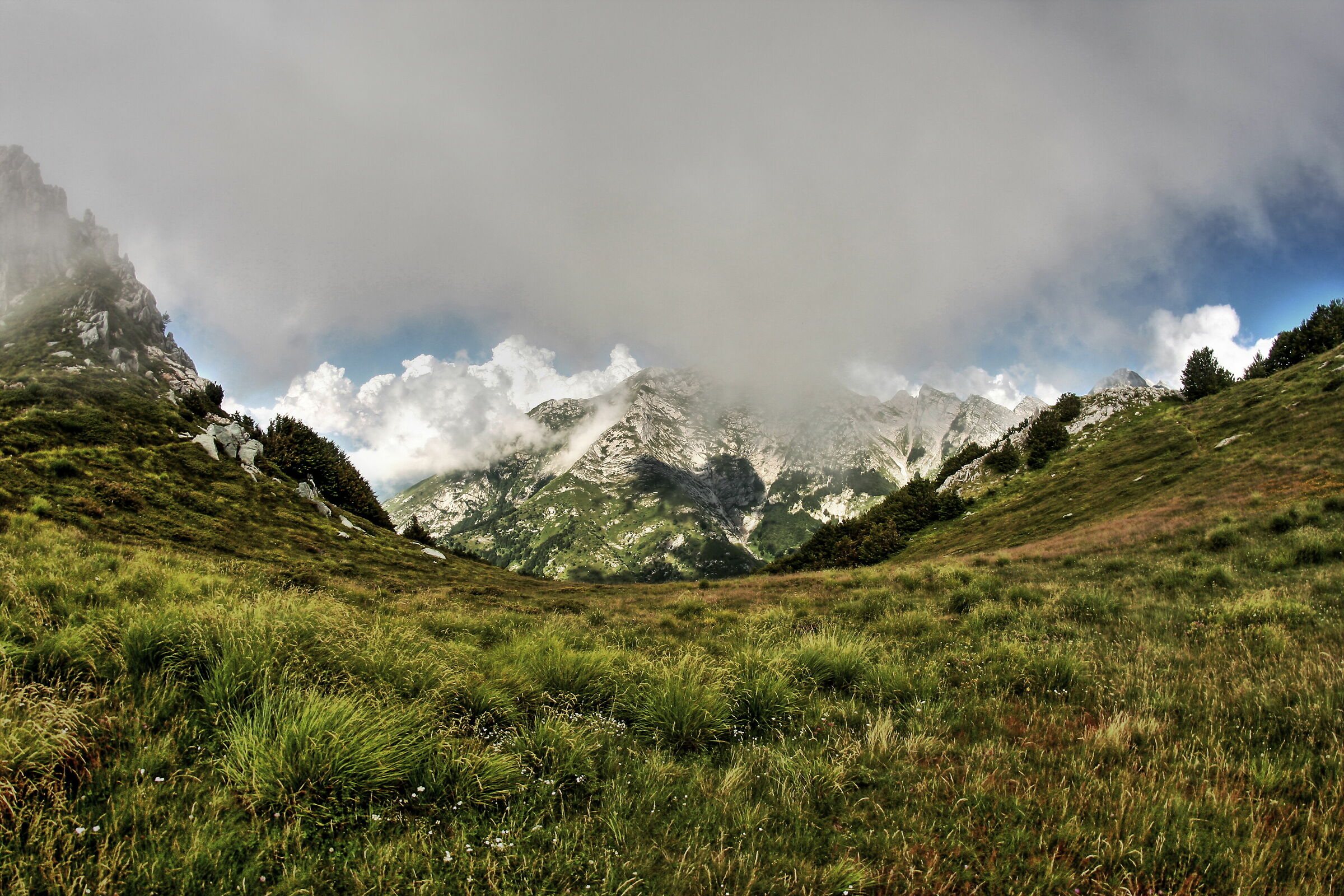 Tra le nuvole e le Apuane
