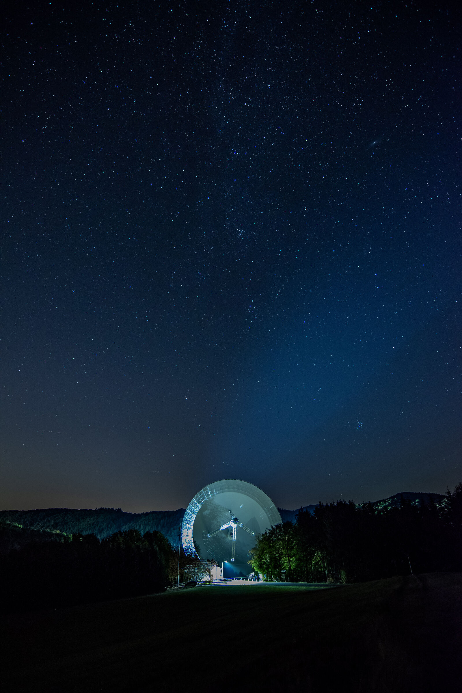 Radioteleskop Effelsberg and a bit of Millky Way