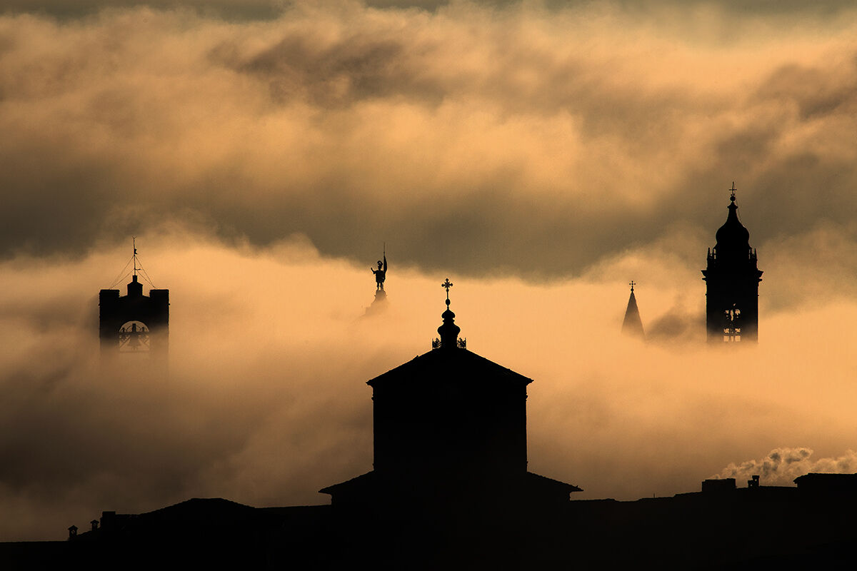 Bergamo Alta immersa nella nebbia