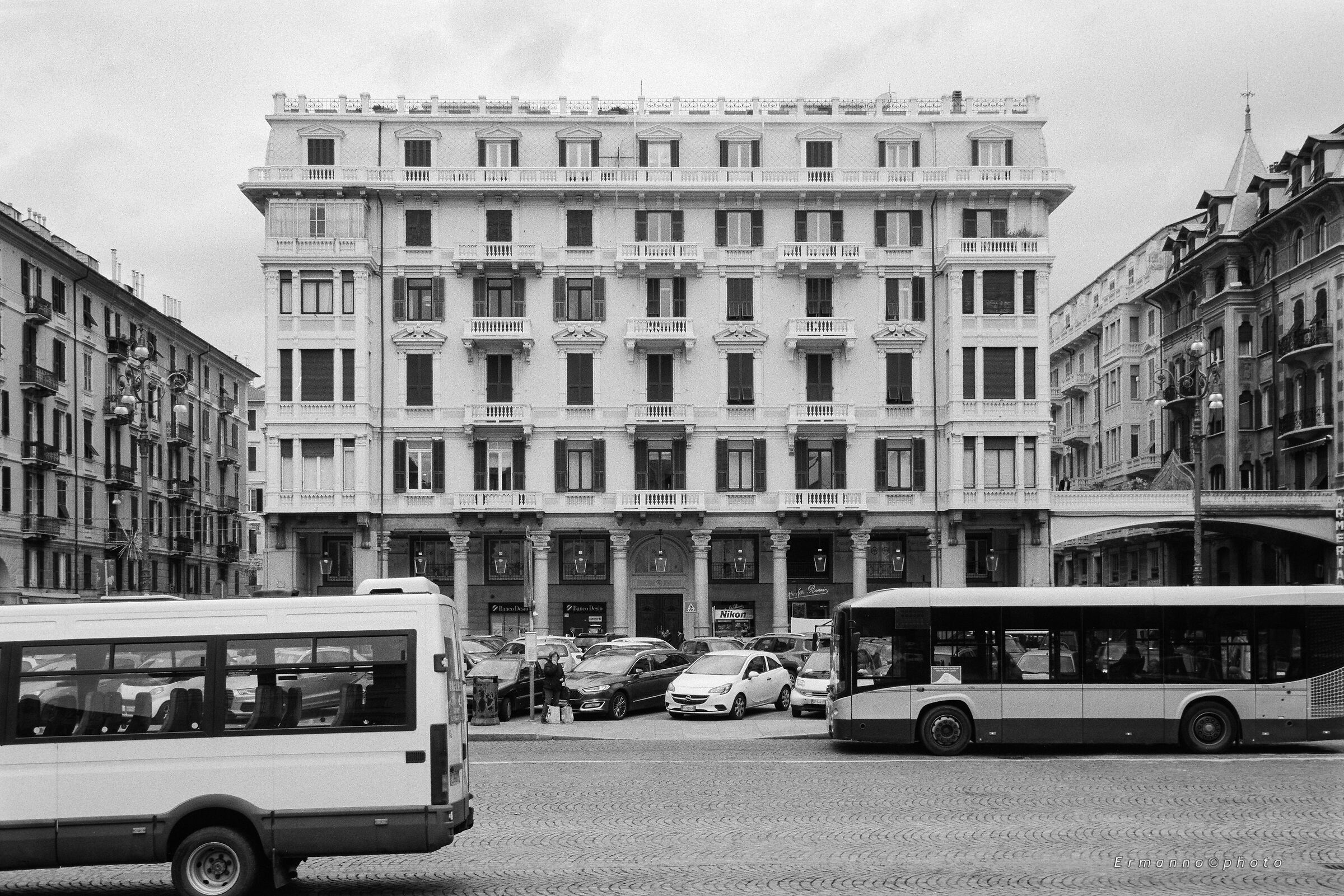 Nikon between the Buses