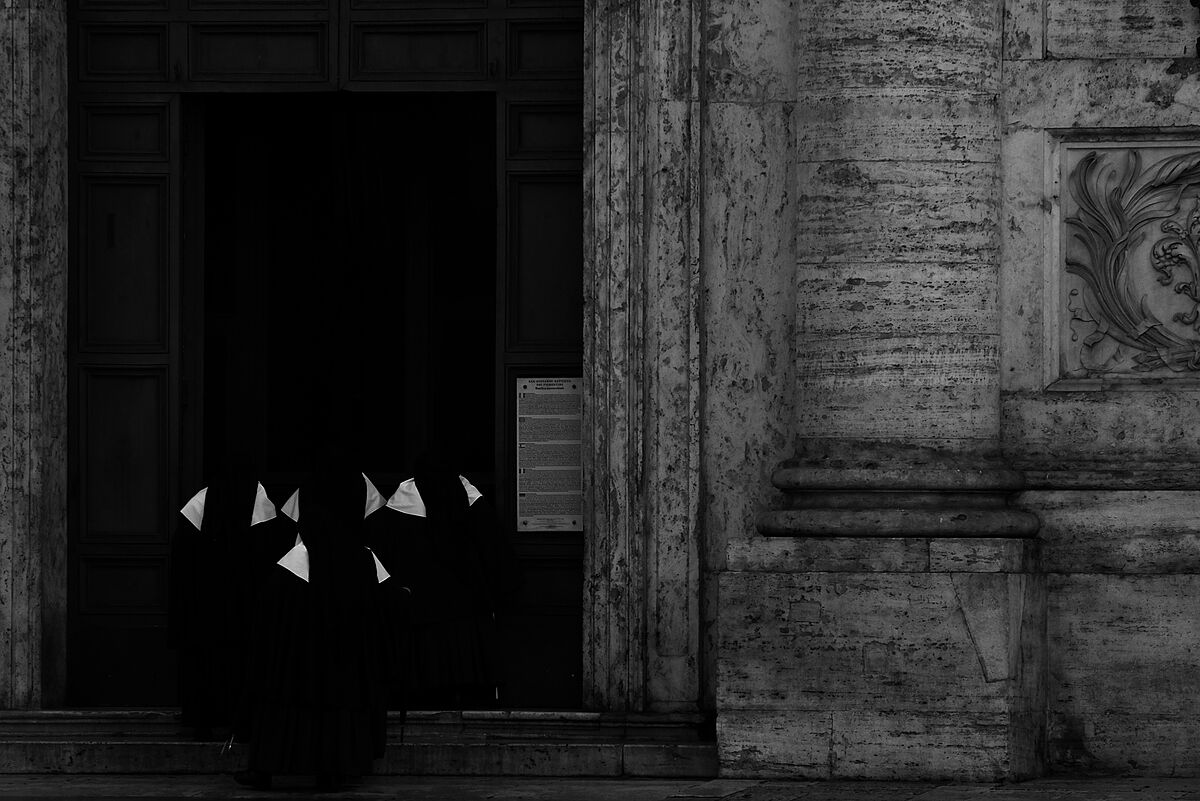 Affollandosi per la Messa