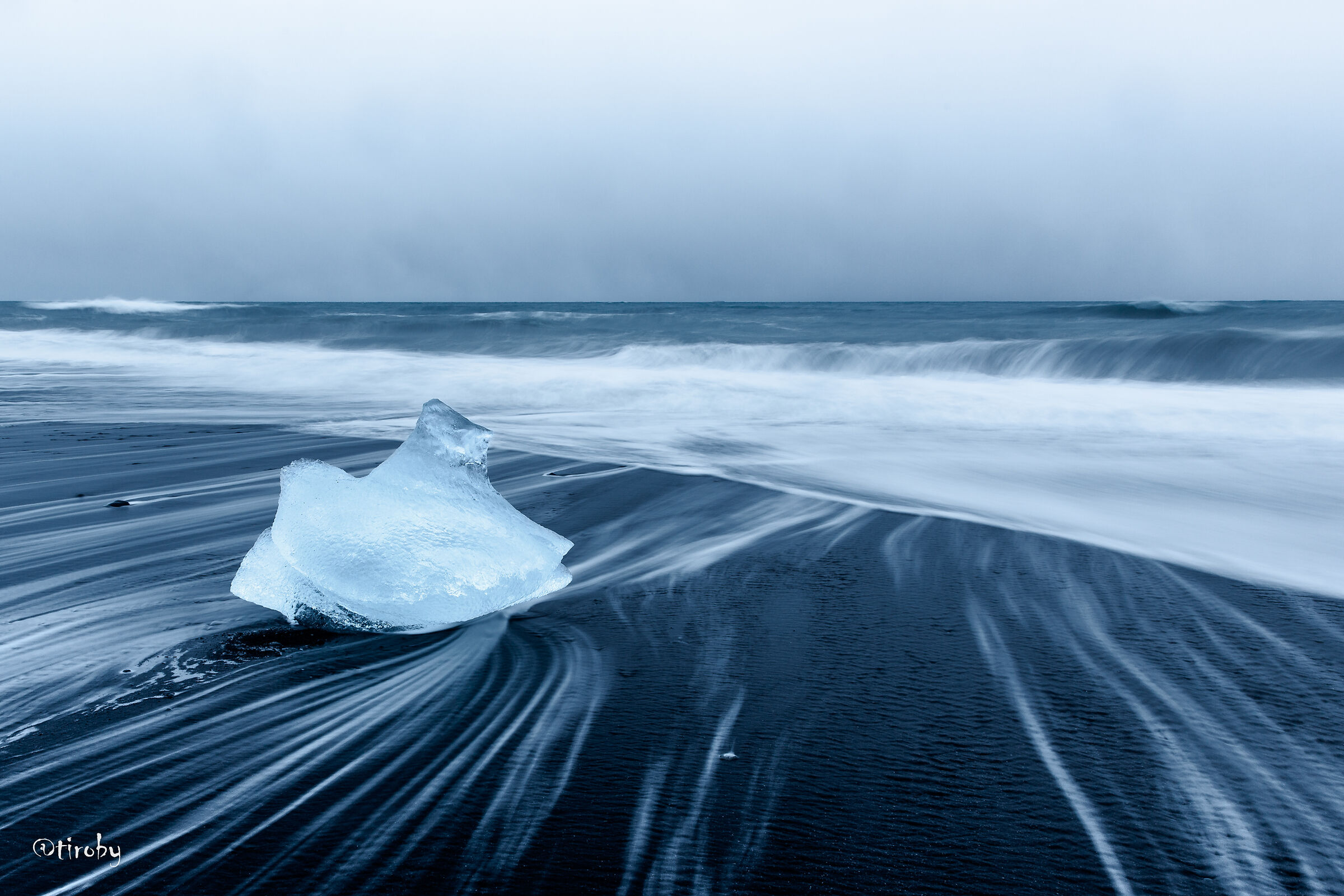 Jokulsarlon lagoon and beach 2
