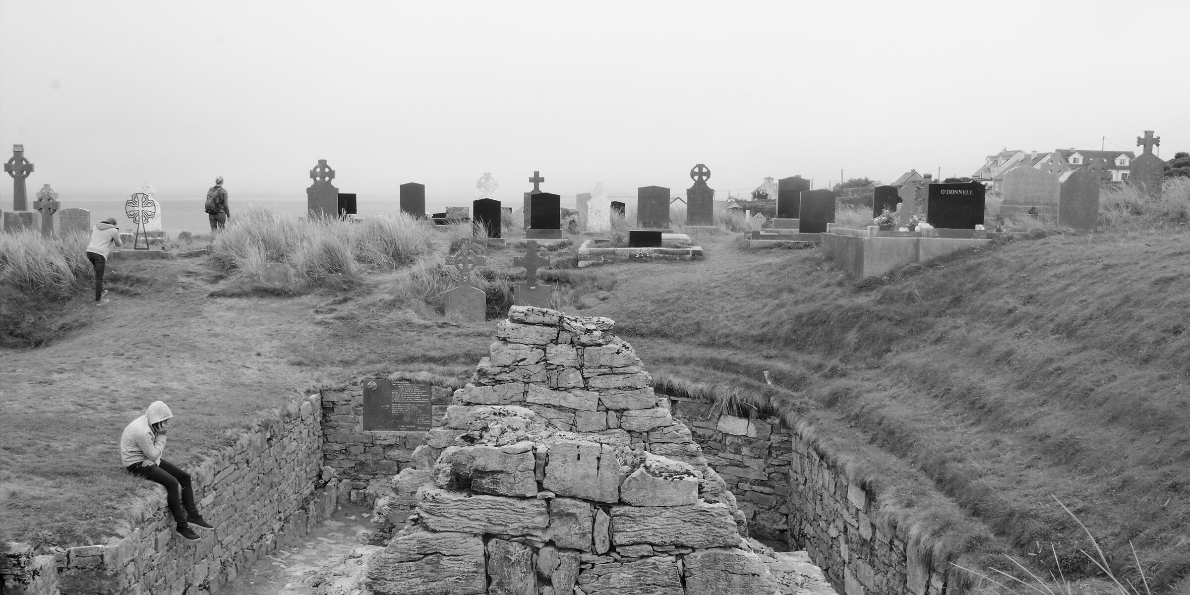 Antiche rovine, un uomo pensoso... e una coppia Instagram