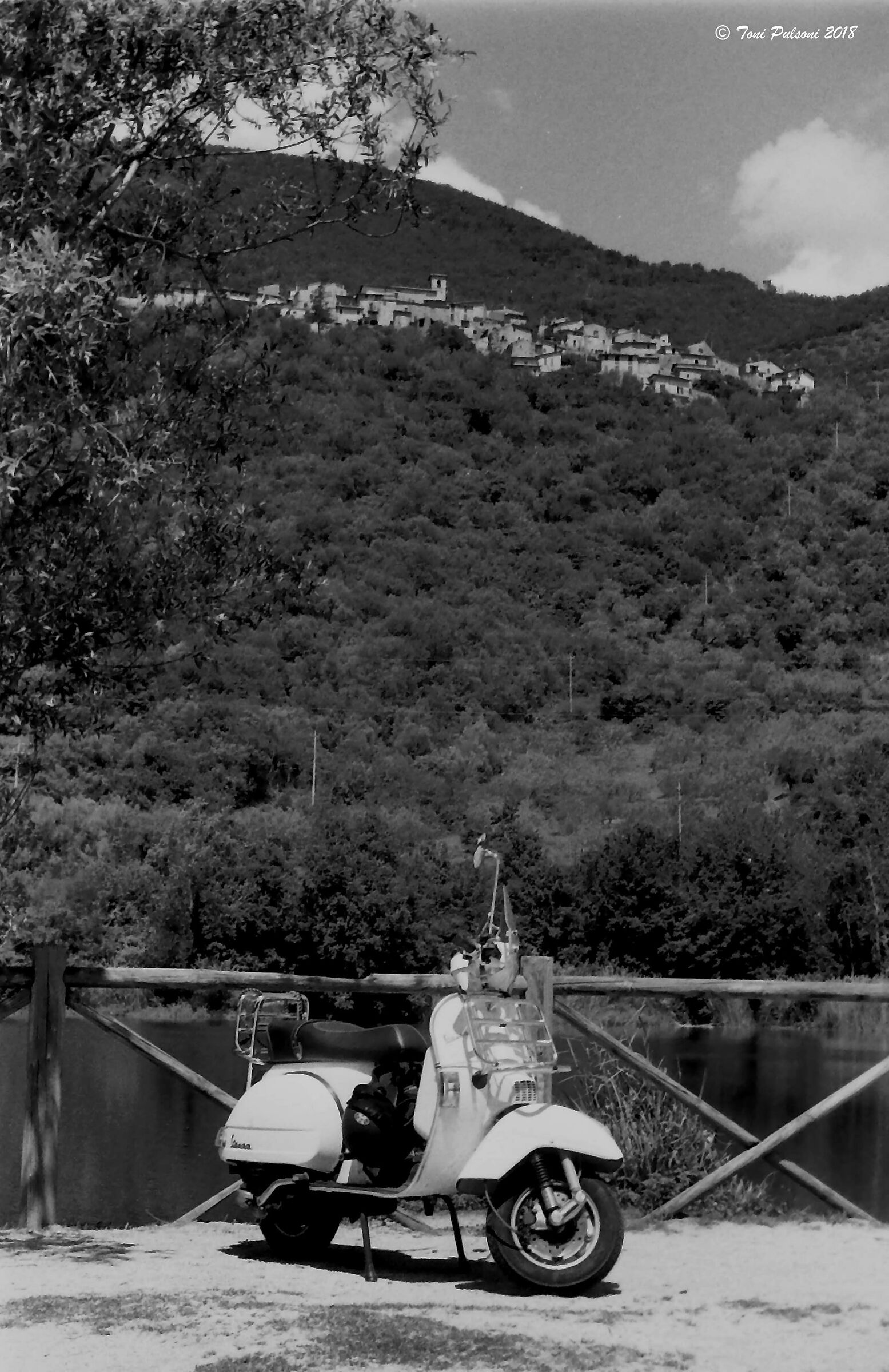 Vespa sul lago di Paterno