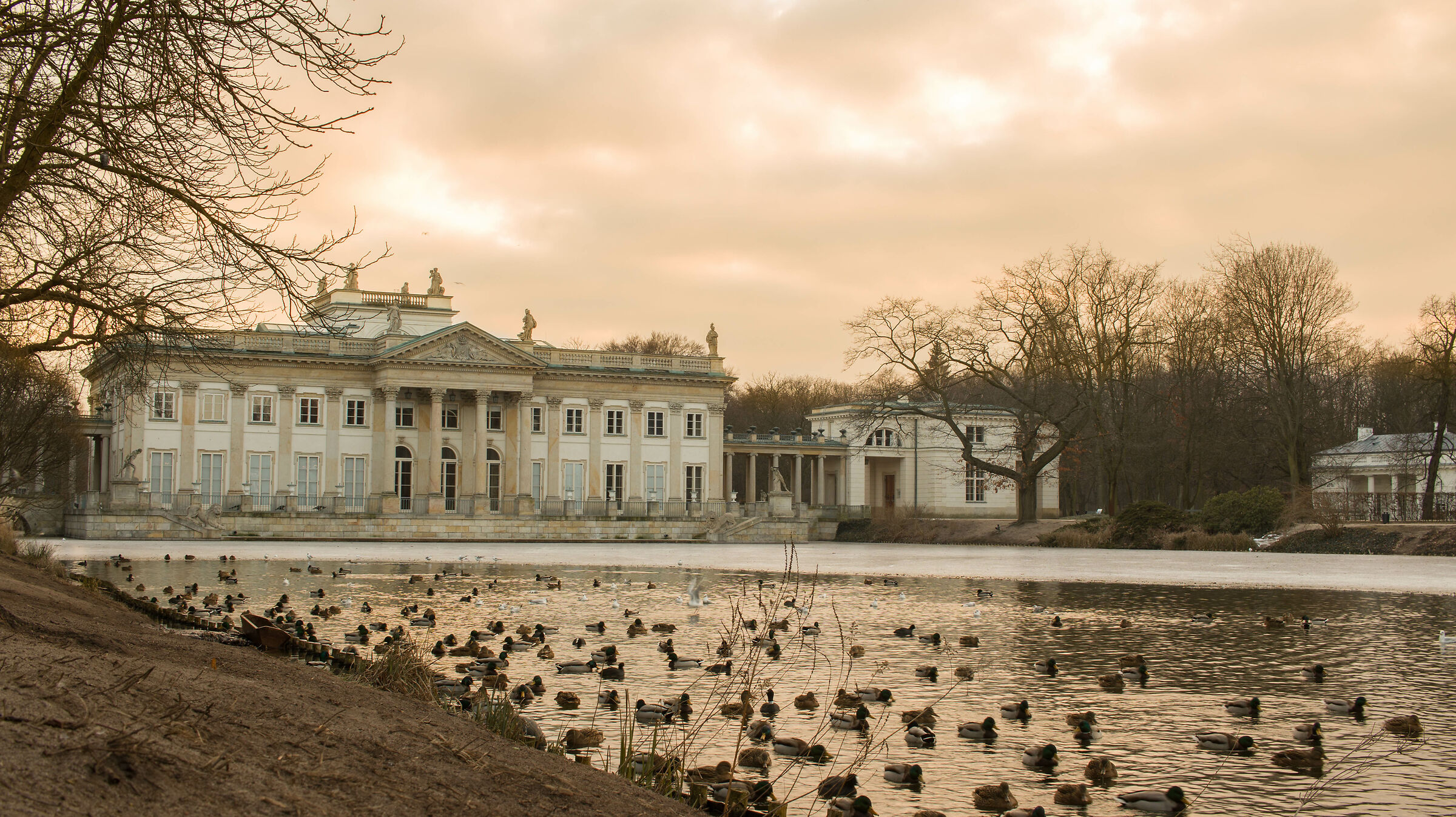 Parco &Lstrok;azienki Palazzo sull'acqua