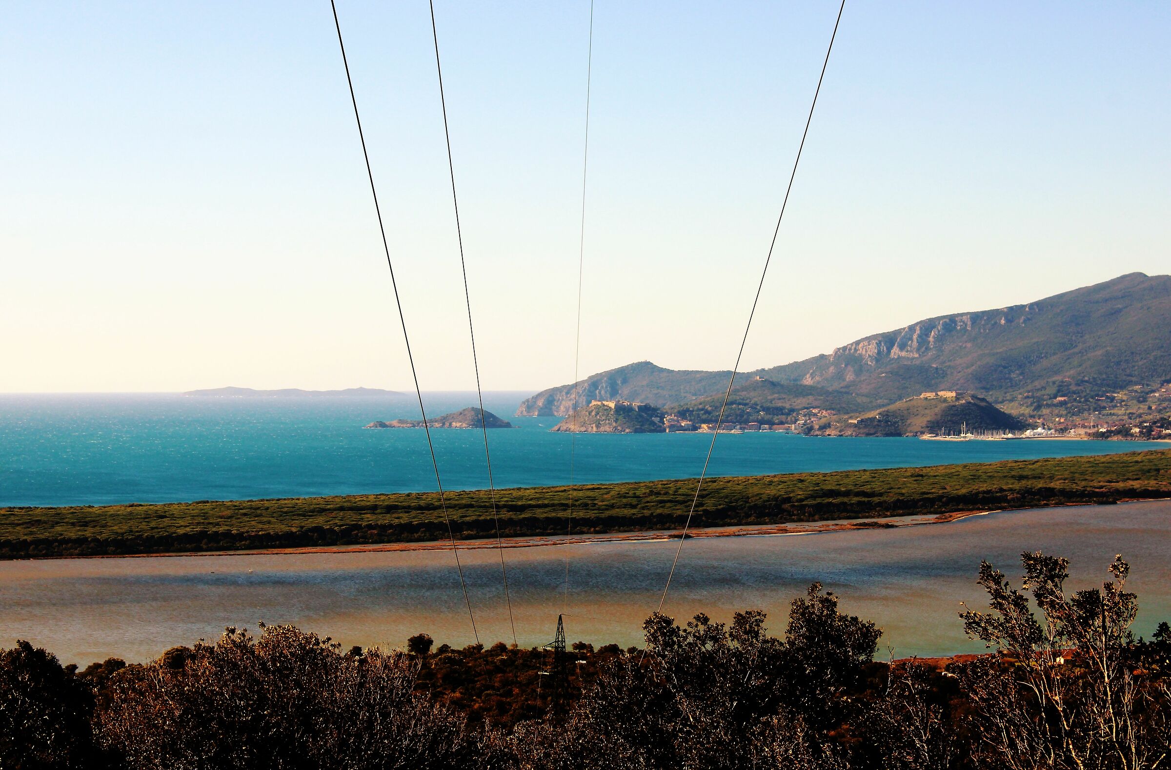 Sotto i cavi dell'alta tensione