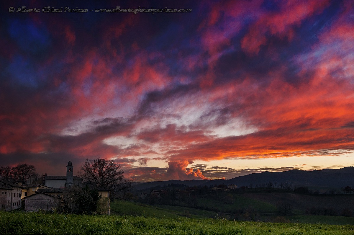 Tramonto dipinto sul paesino