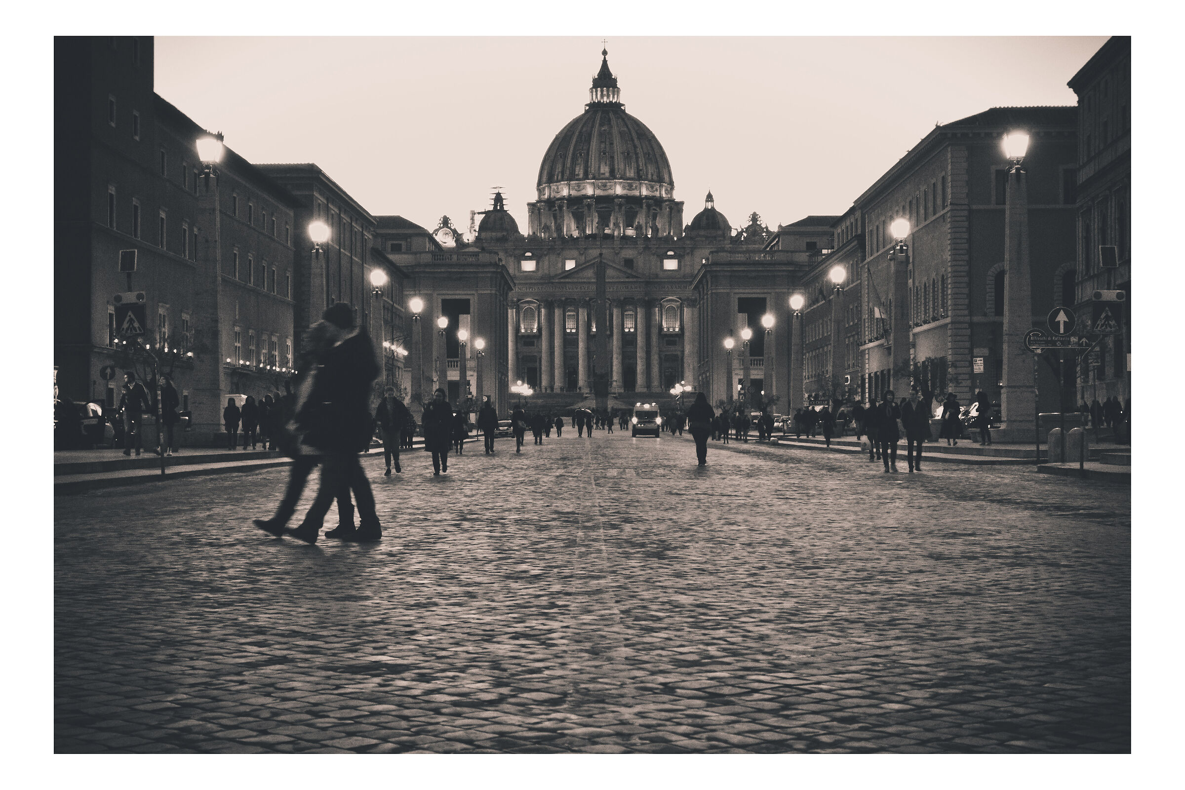 Sullo sfondo San Pietro