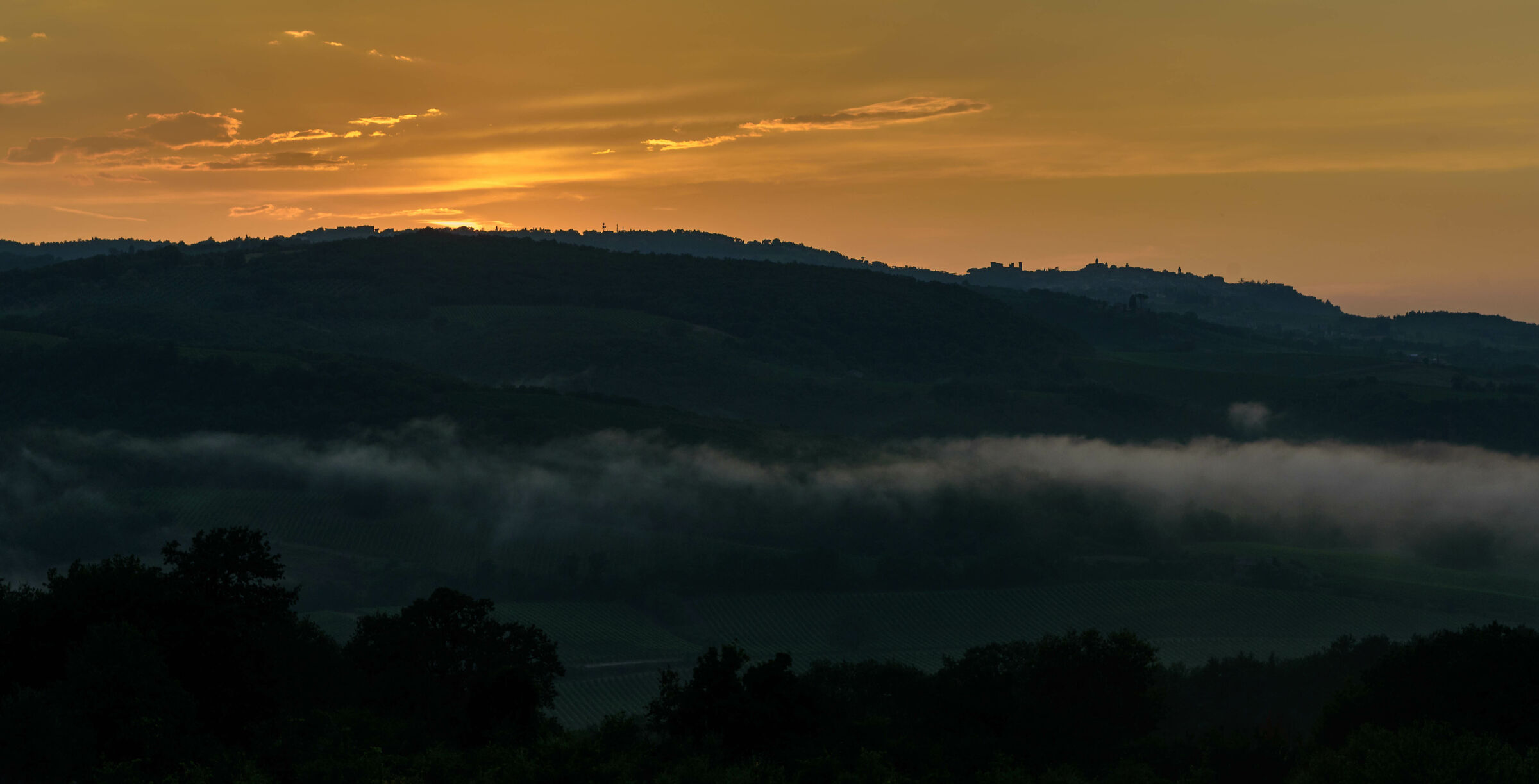 Montalcino sopra la nebbia