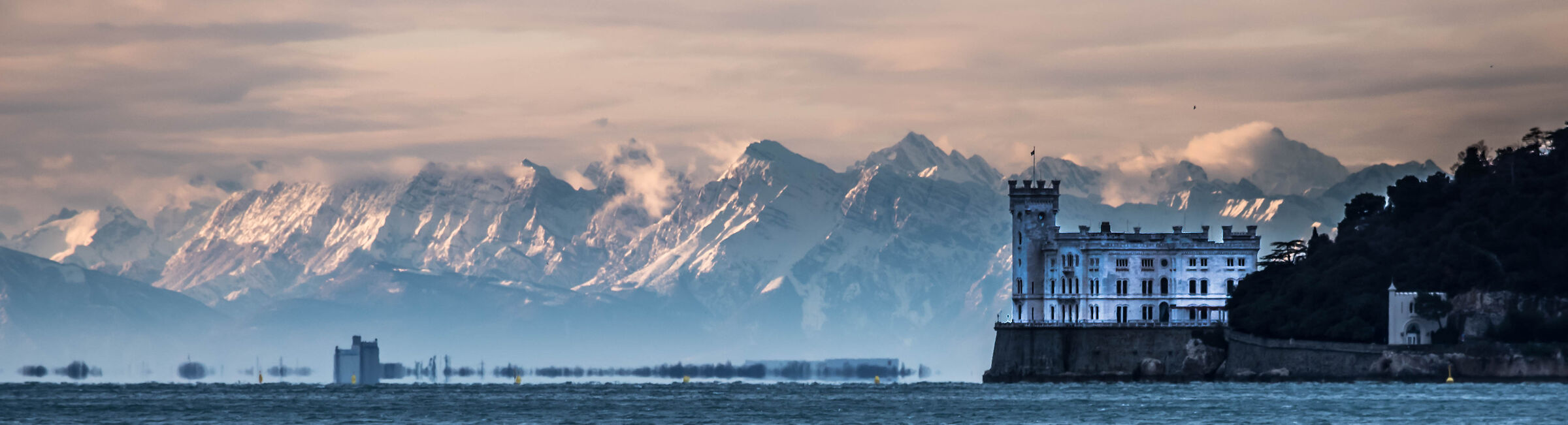 Castello di Miramare con montagne
