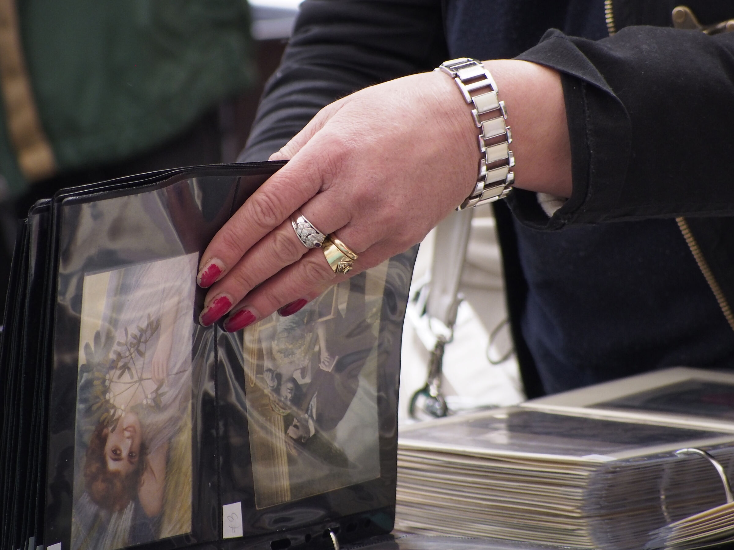 Antiquariato. Mani oggetti.