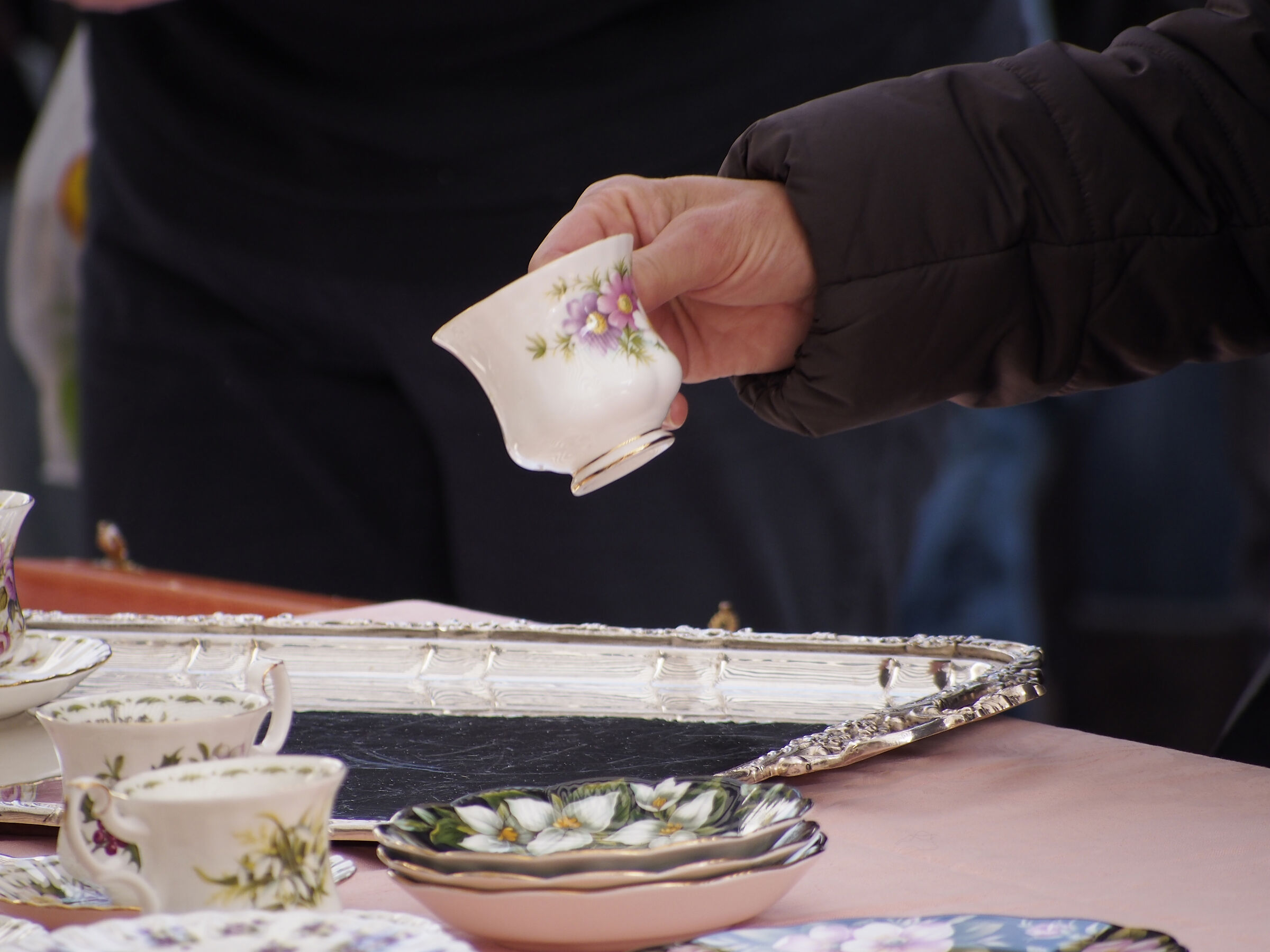 Antiquariato. Mani oggetti. 6