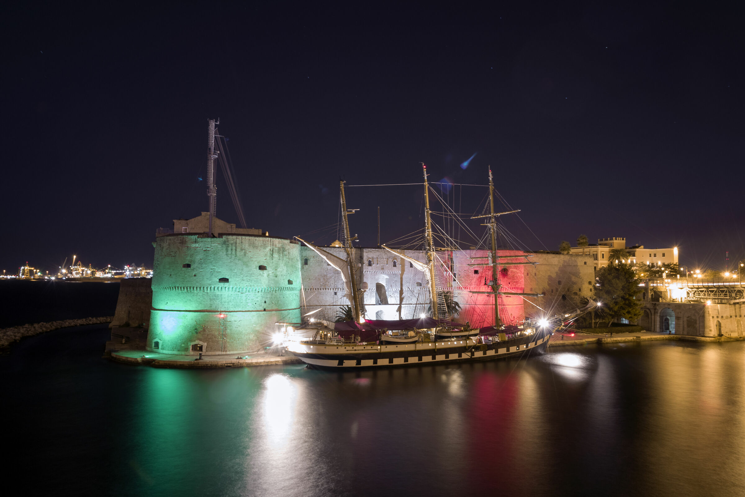 Castello Aragonese con Nave Palinuro