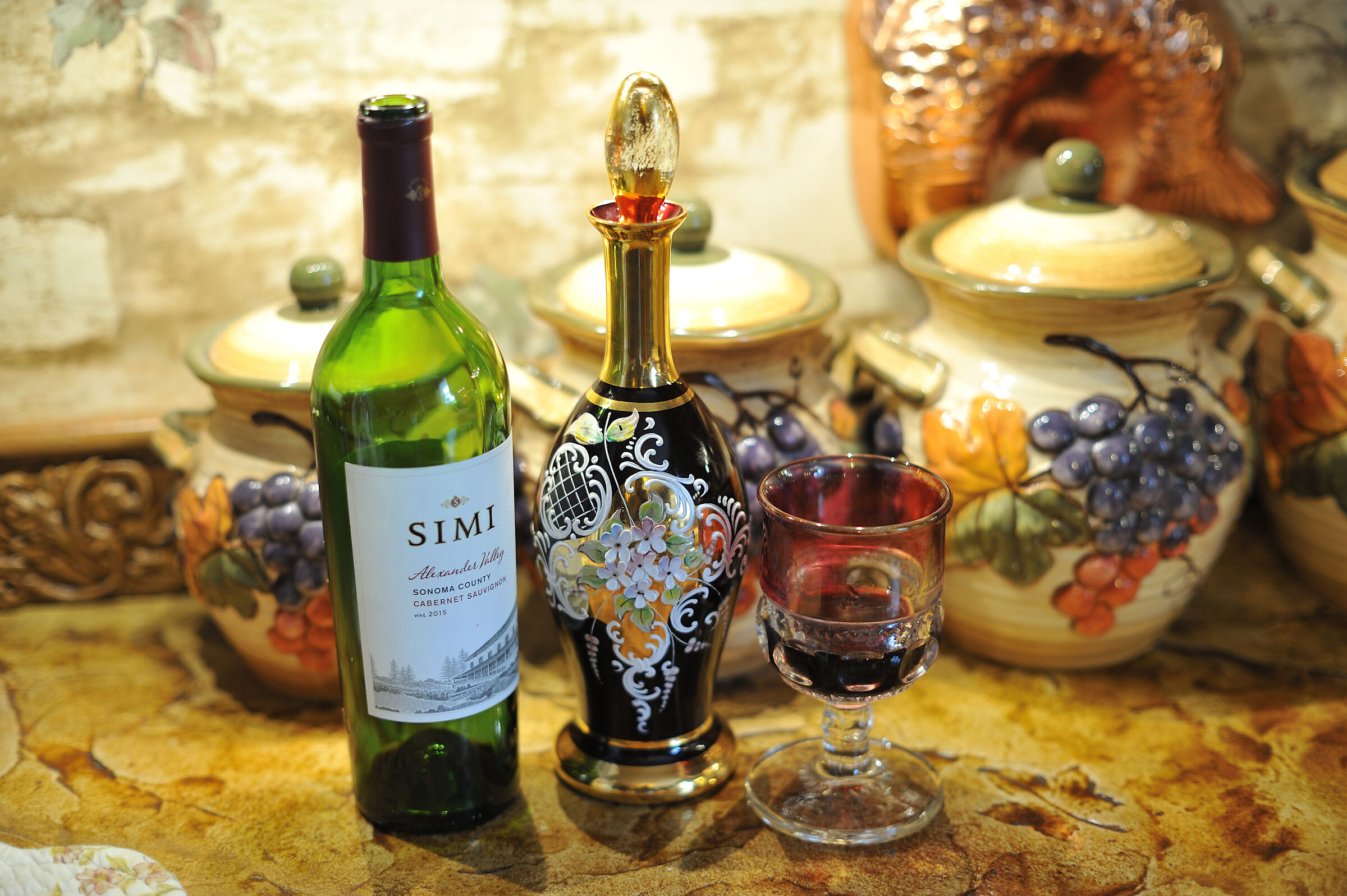 Buon vino in un vecchio vetro di famiglia vecchio