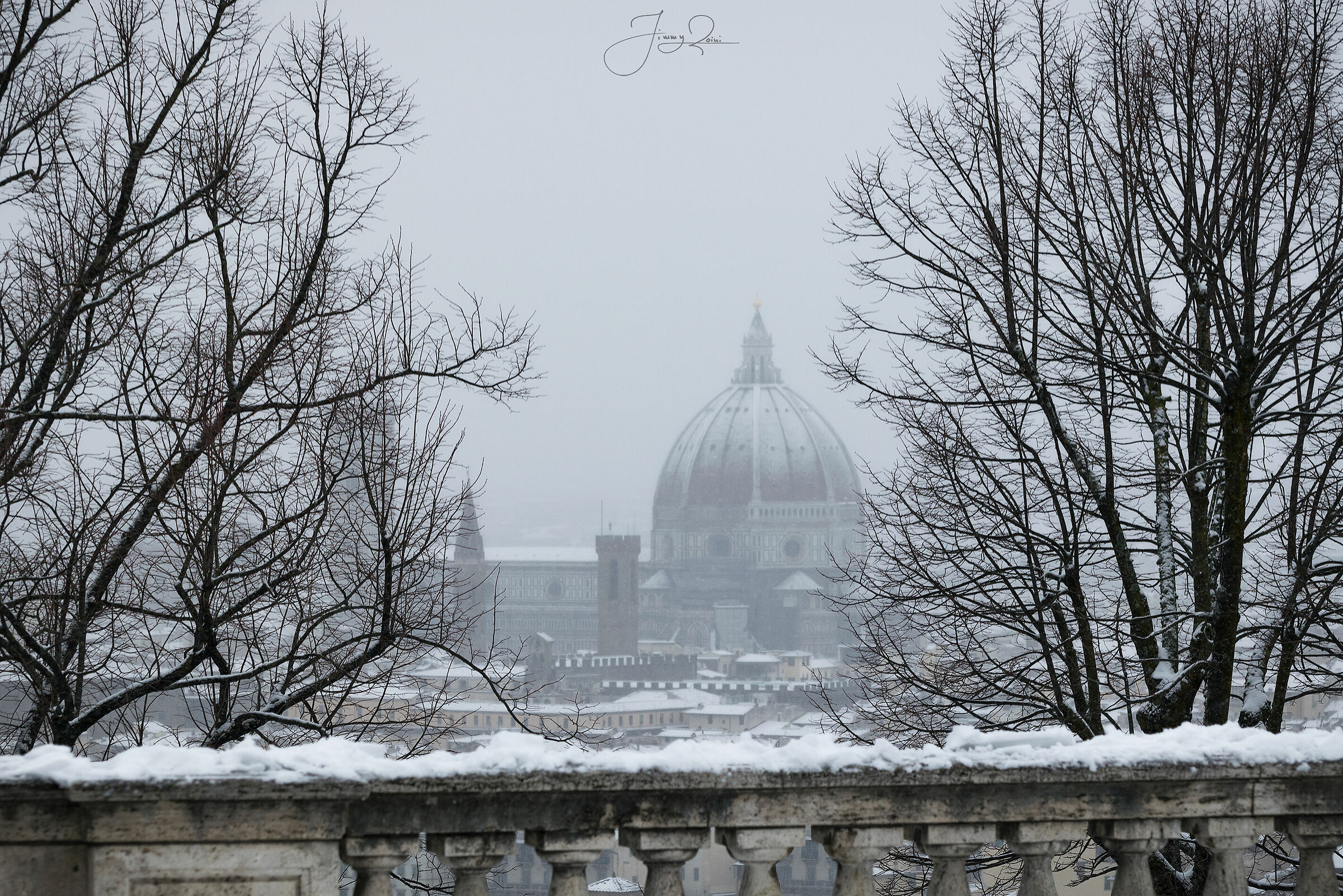 Una Firenze innevata, nascosta dietro la nebbia.