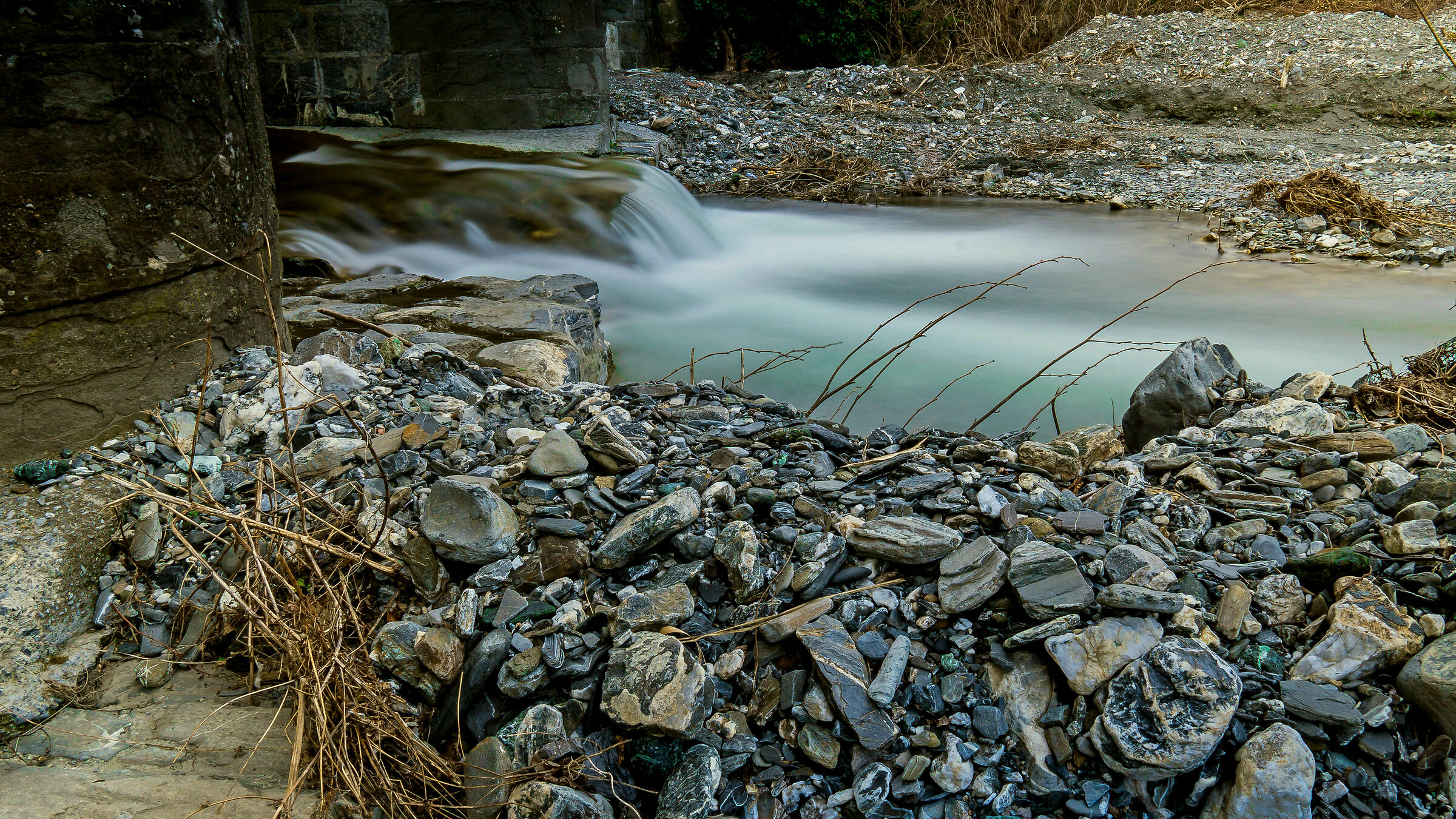 scorre lento il fiume