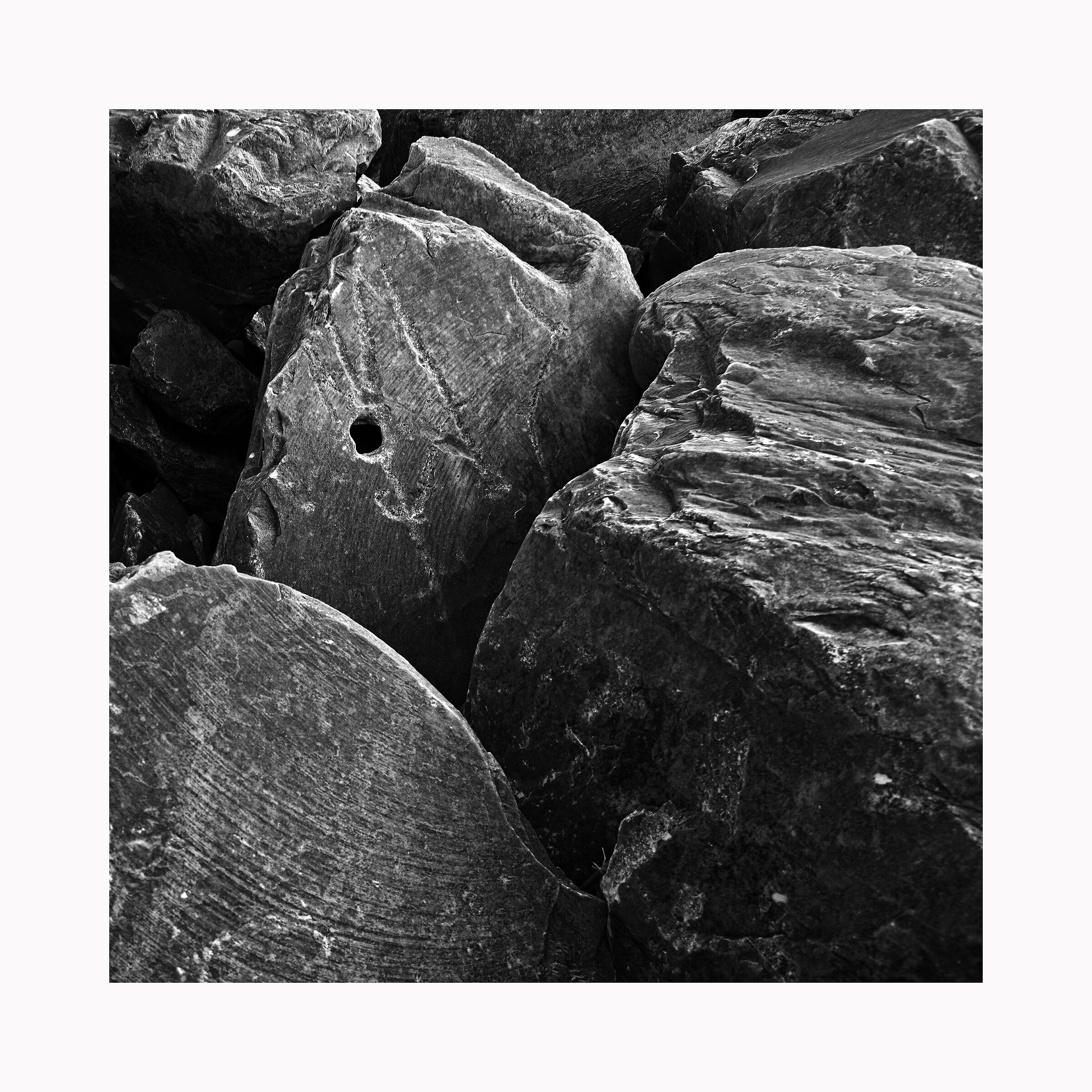 Only the stones to be photographed will remain