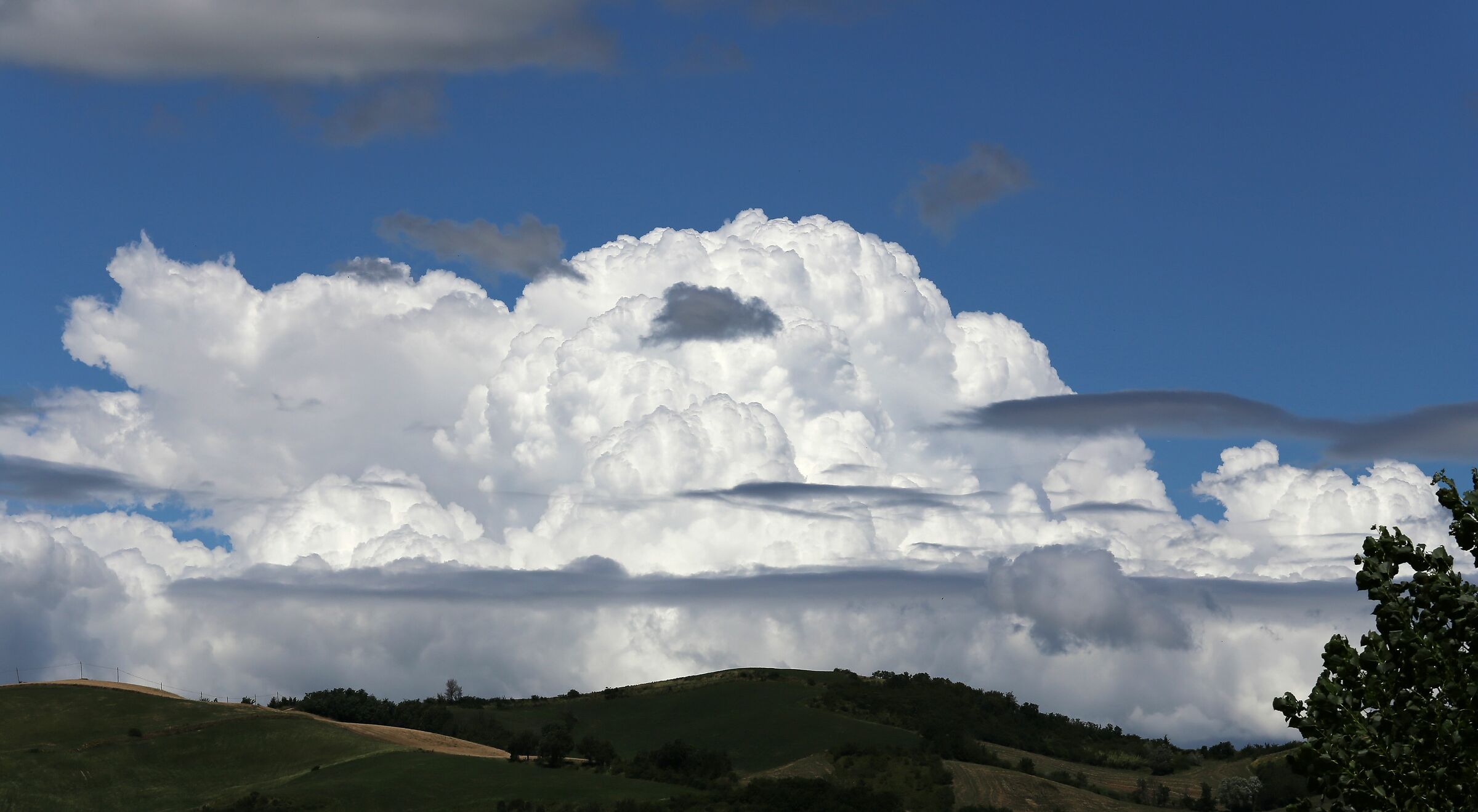 Nuvole bianche su colline