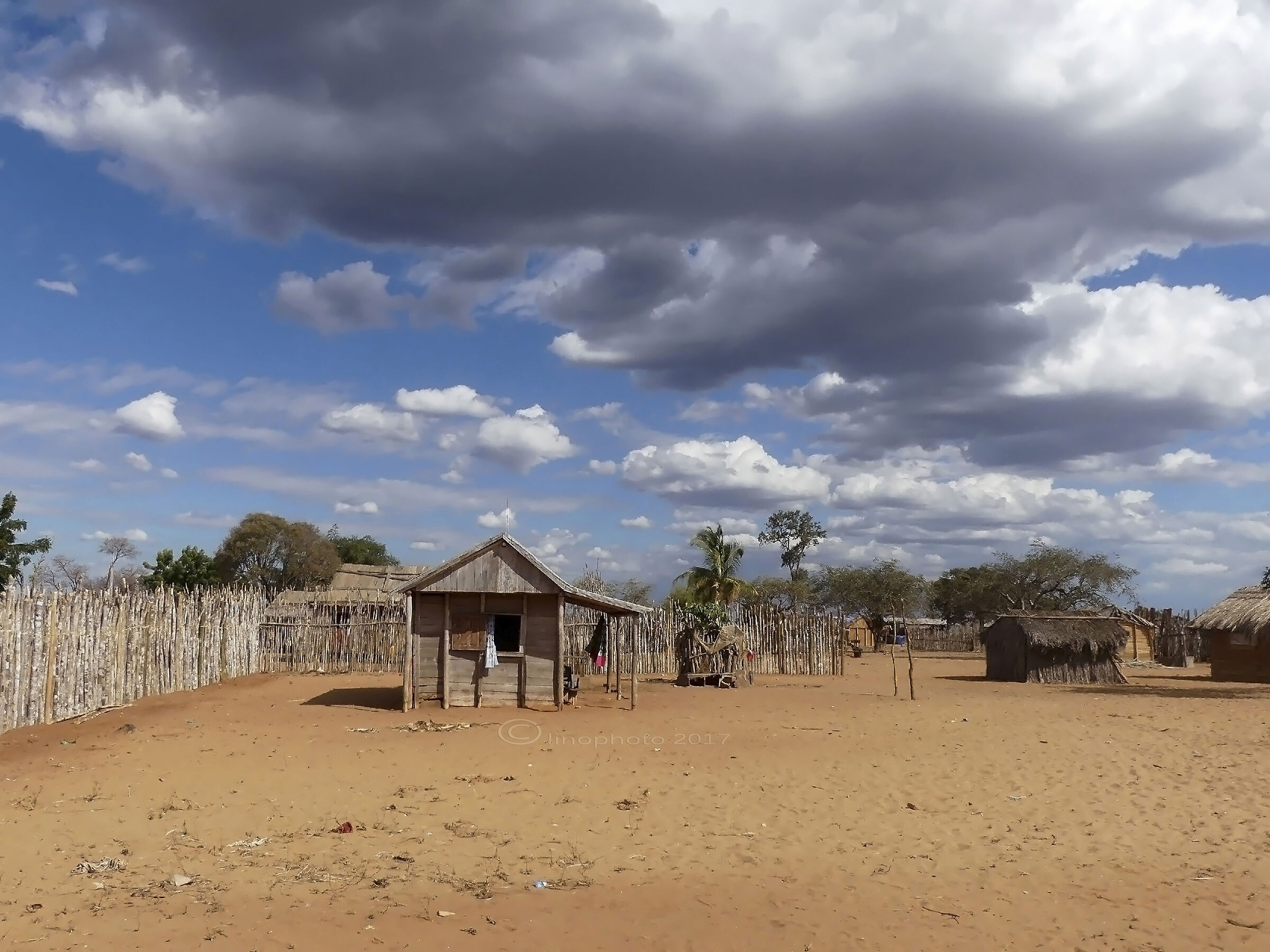Madagascar - Piccolo villaggio lungo le piste interne
