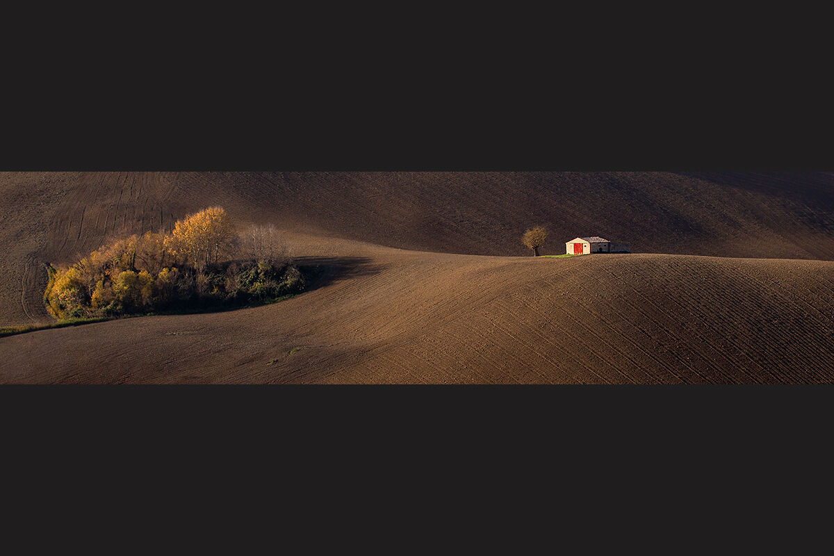 Casolare con porta rossa (versione panoramica)