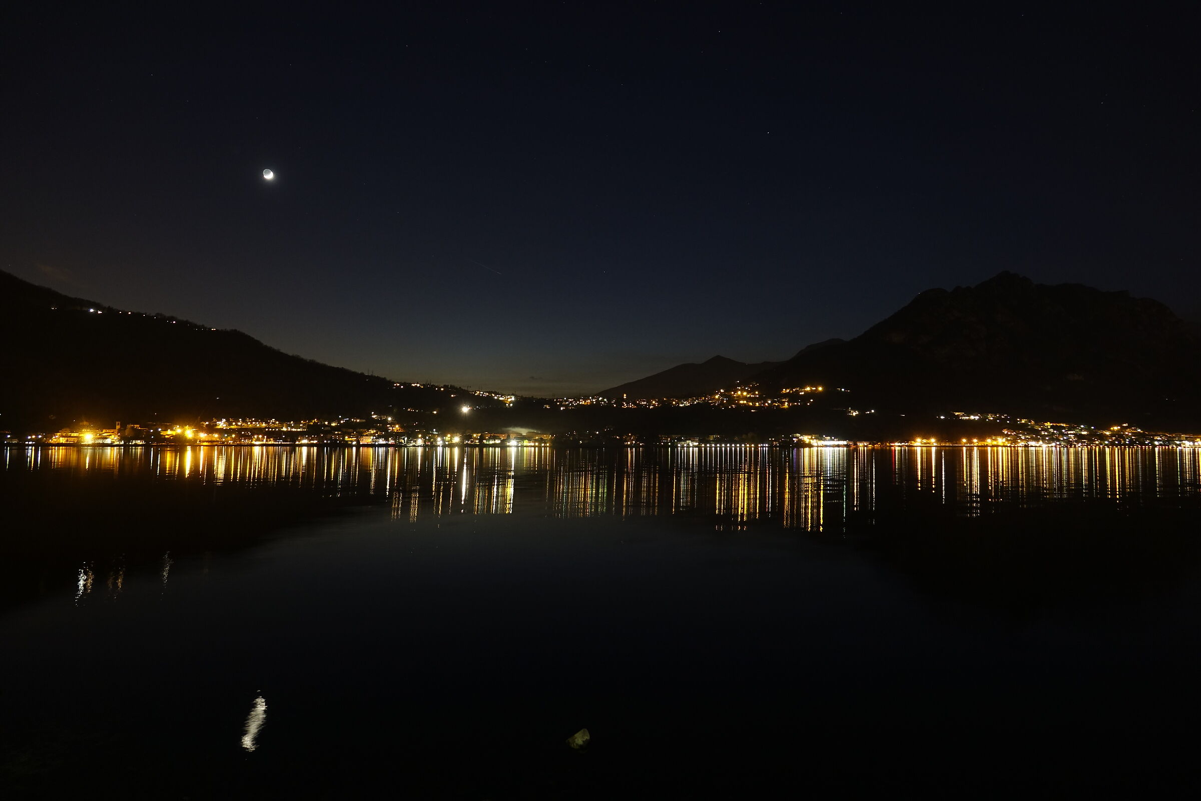 Moon Sickle on Lake Garlate 2