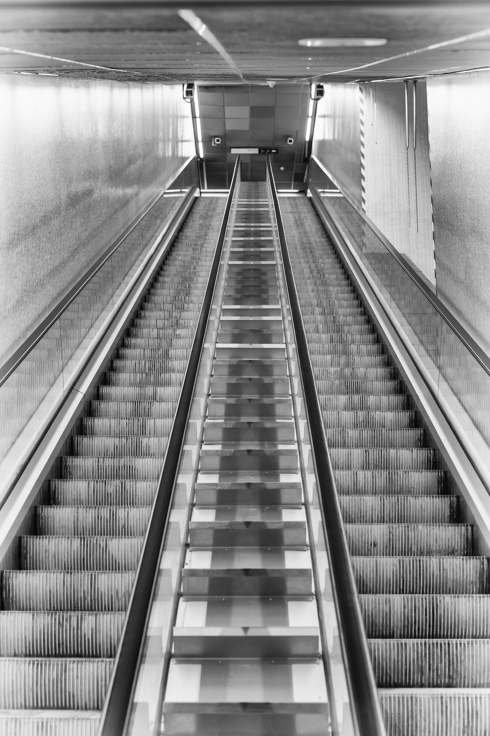 Escalator tracks